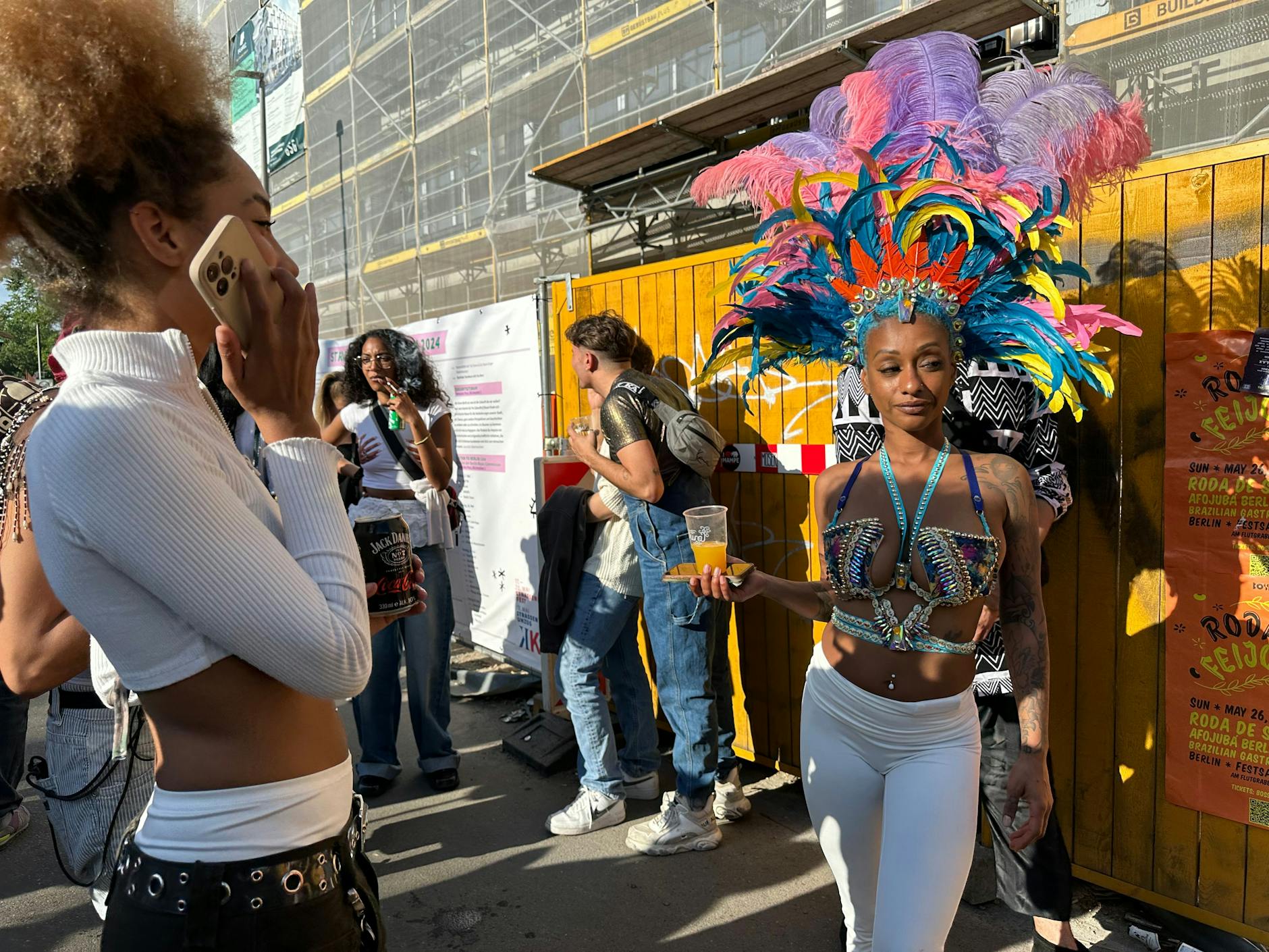 Eine wirklich prächtige Federboa, die auf diesem Haupt thront. Wer hat die Dame erkannt? Es ist die Berliner Rapperin Nura.