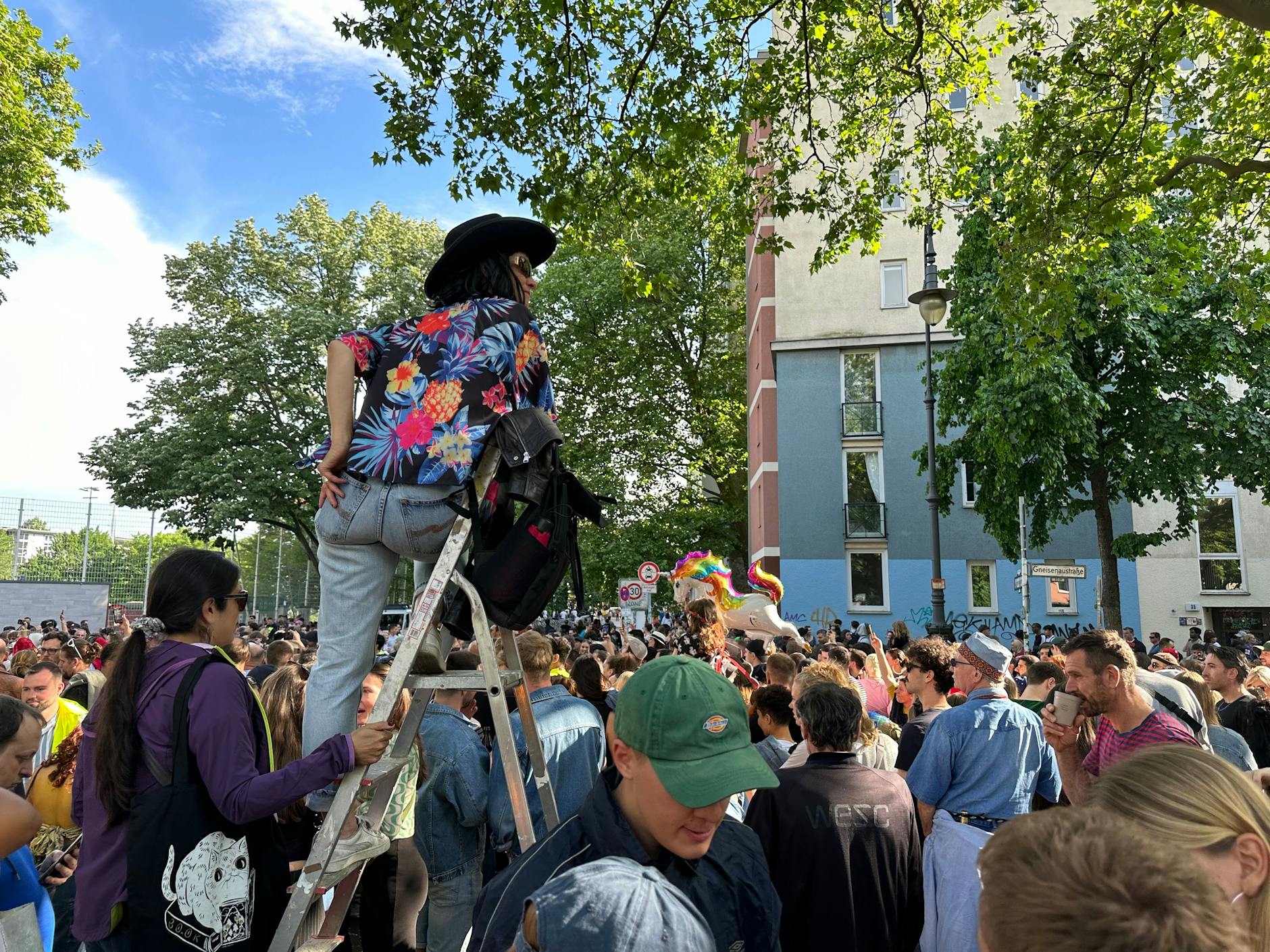 Manche bringen Leitern mit.