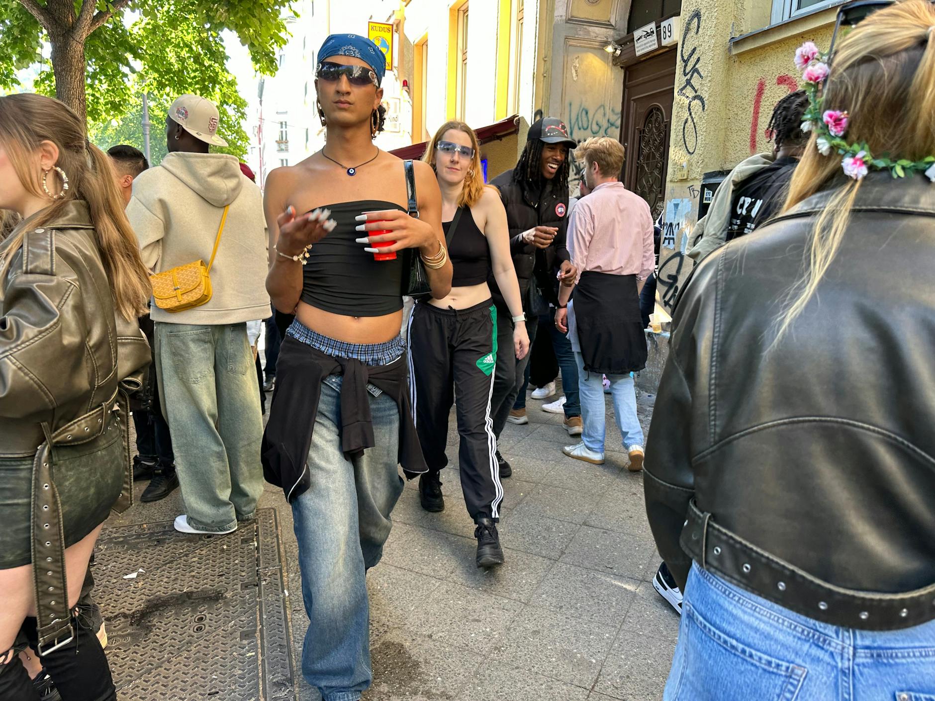 Auch hier wurde im Vorfeld das Nagelstudio bemüht. Im Trend liegt übrigens auch die offene Hose, samt herausschauender Boxershorts.