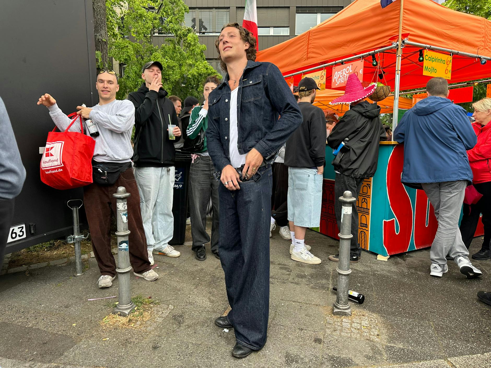 Hier unterdessen stilmäßige Kompetenz: In einem modern geschnittenen Raw-Jeans-Look erscheint dieser junge Mann beim Karneval. 