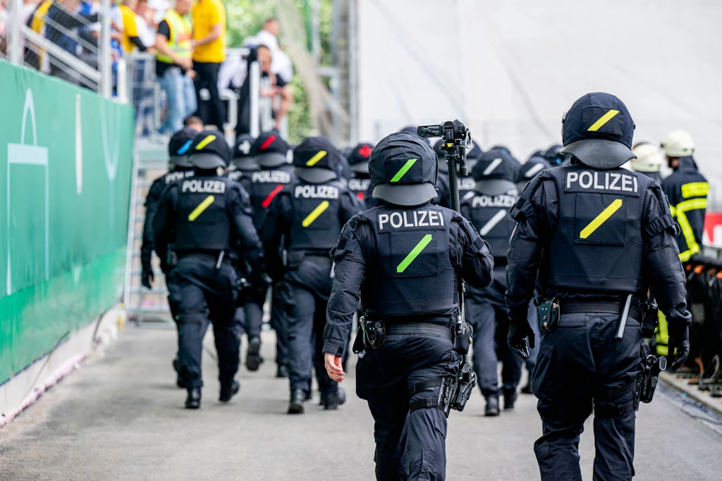 Hertha II gegen Energie Cottbus: Hunderte Polizisten bei Risikospiel, mehrere Festnahmen