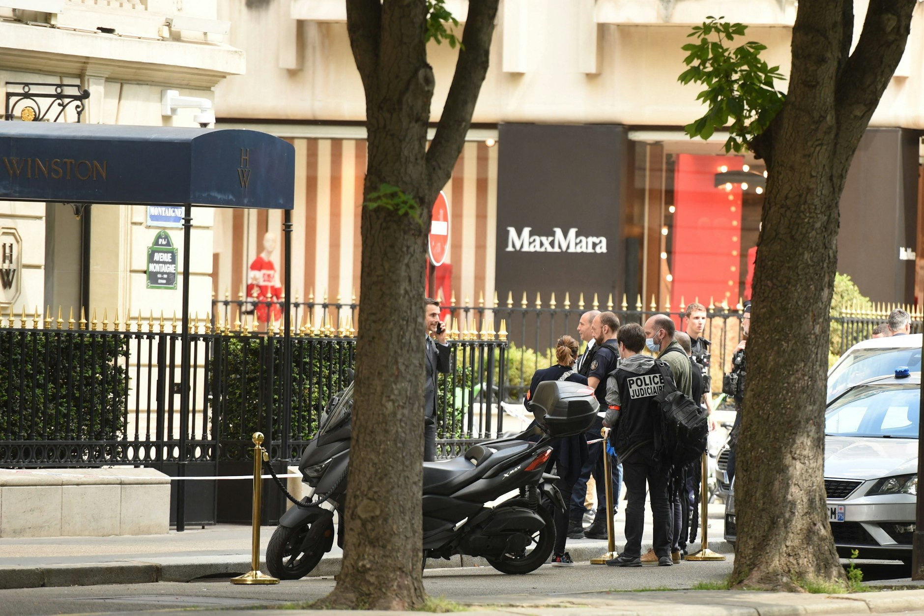 Polizei in Paris vor dem Geschäft des Edel-Juweliers.