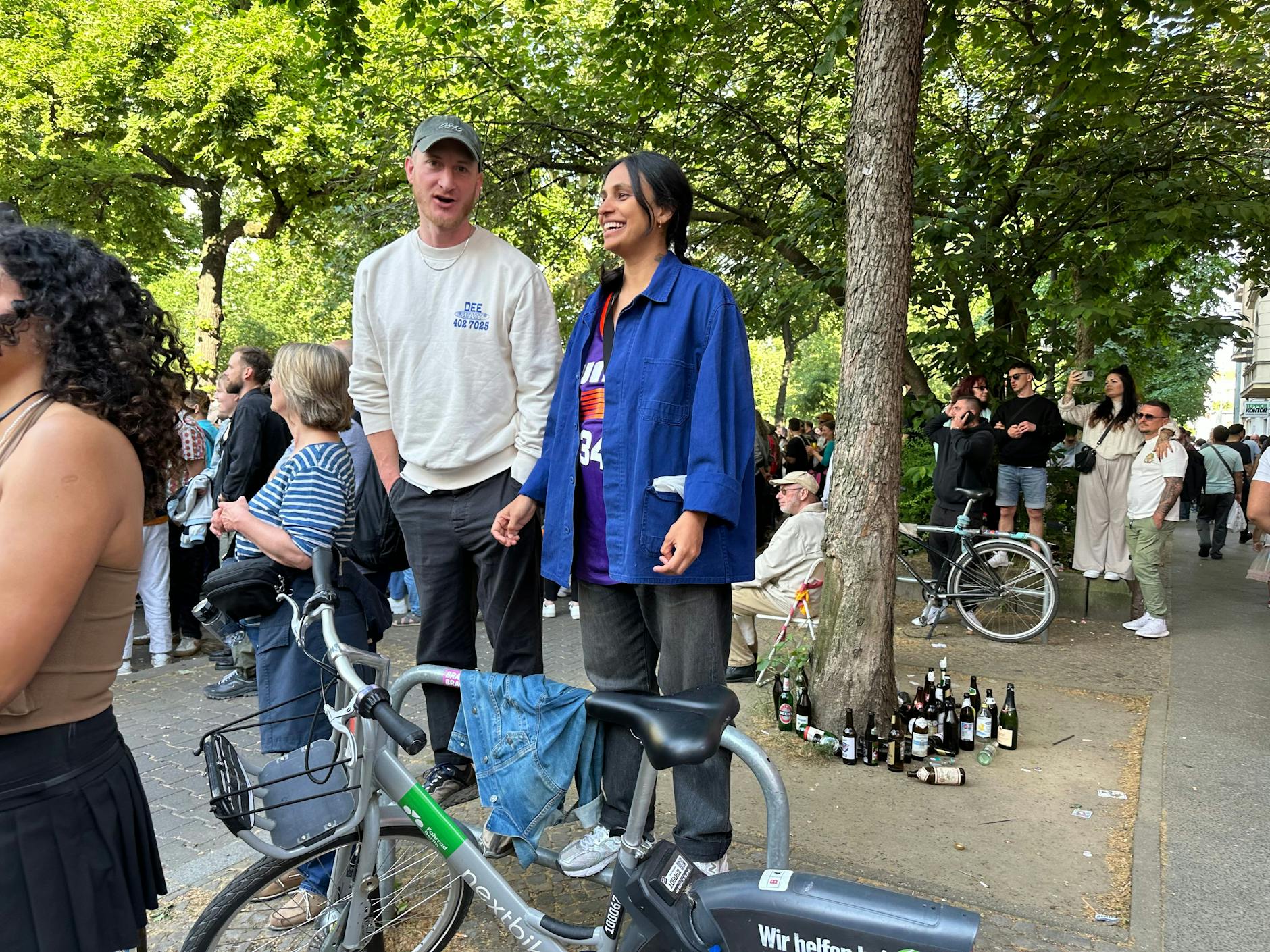 Auch hier wird die Laune immer besser, am Ende des Zuges kommen die Partytrucks.