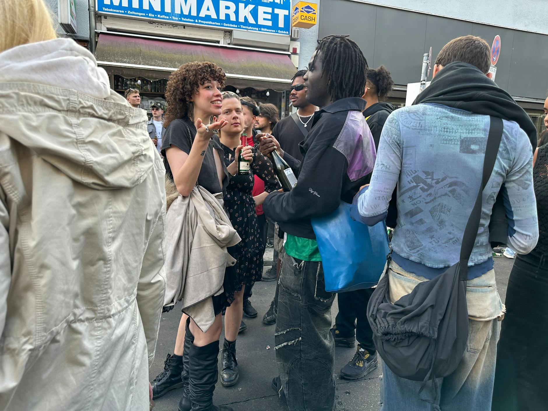 Dies und das: man unterhält sich.