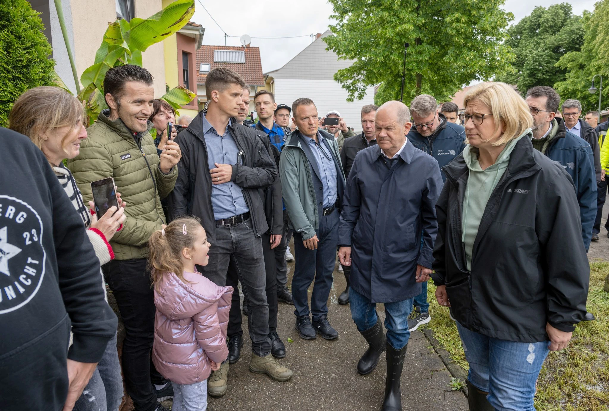 dpatopbilder - Hoher Besuch im Saarland: Bundeskanzler Olaf Scholz (SPD) und Ministerpräsidentin Anke Rehlinger (SPD) besuchen den vom Hochwasser betroffenen Ort Kleinblittersdorf und reden mit den Anwohnern.  