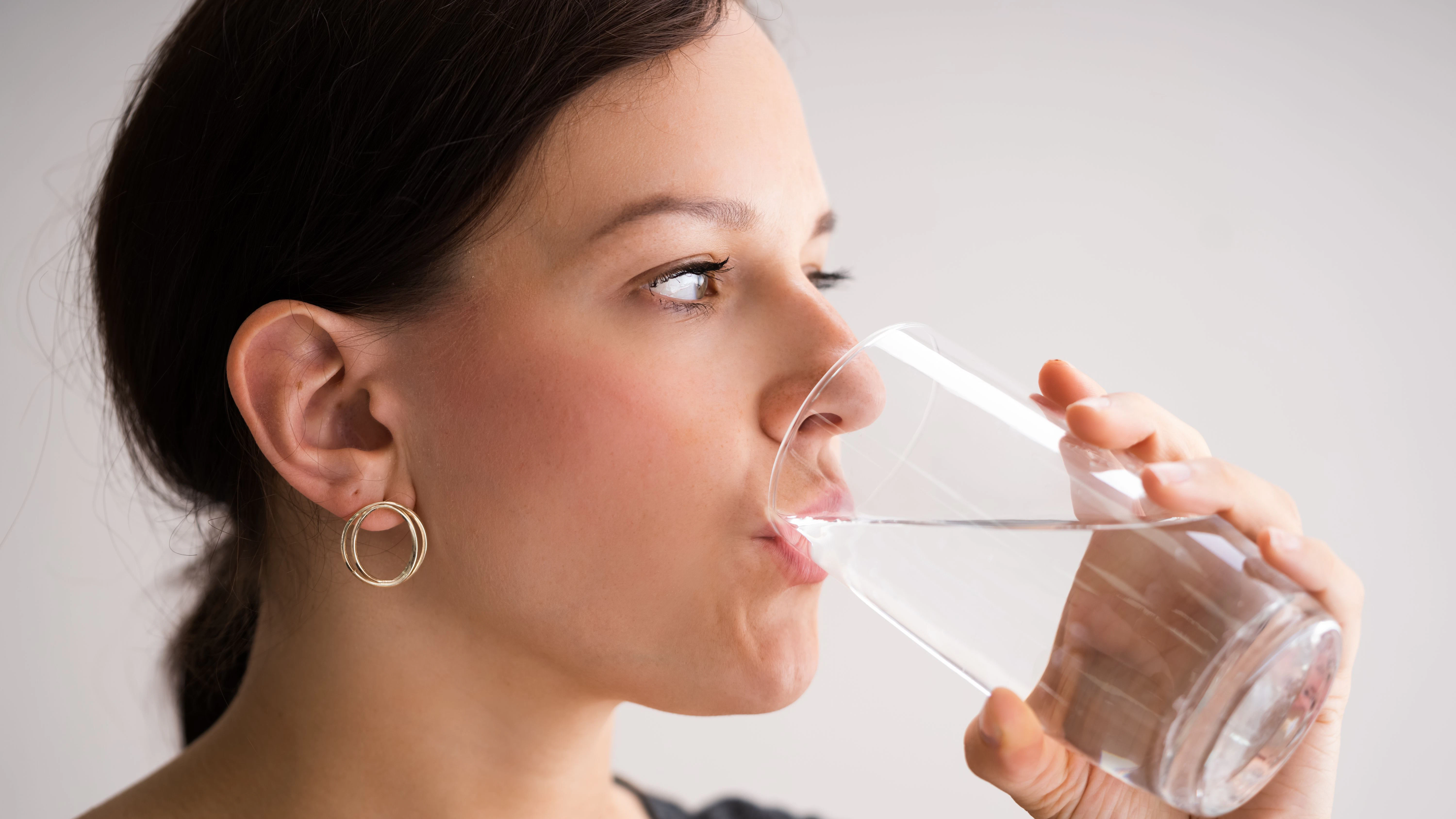 Vor einer Operation ist es am besten, nur stilles Wasser zu trinken.