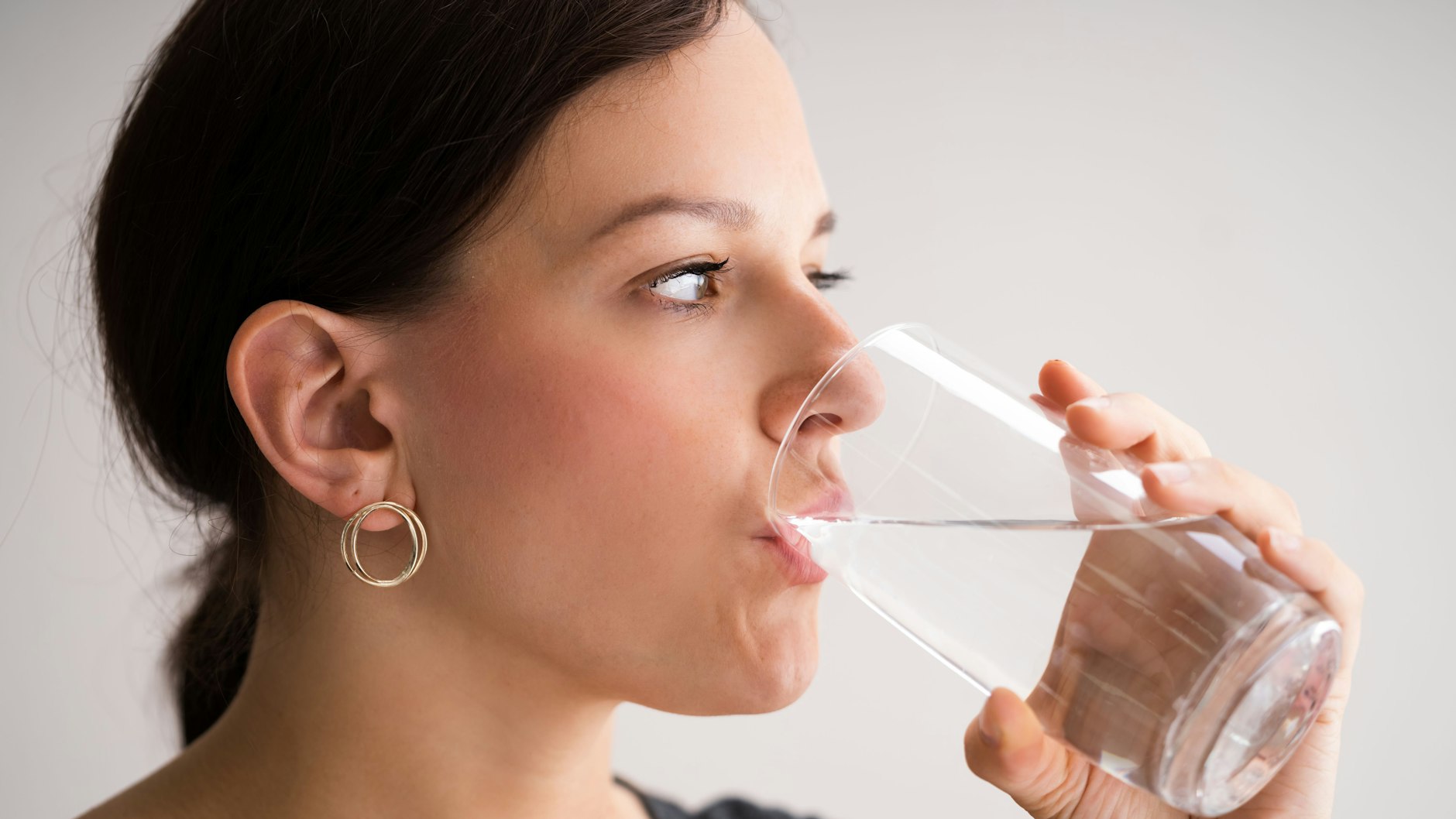 Vor einer Operation ist es am besten, nur stilles Wasser zu trinken.