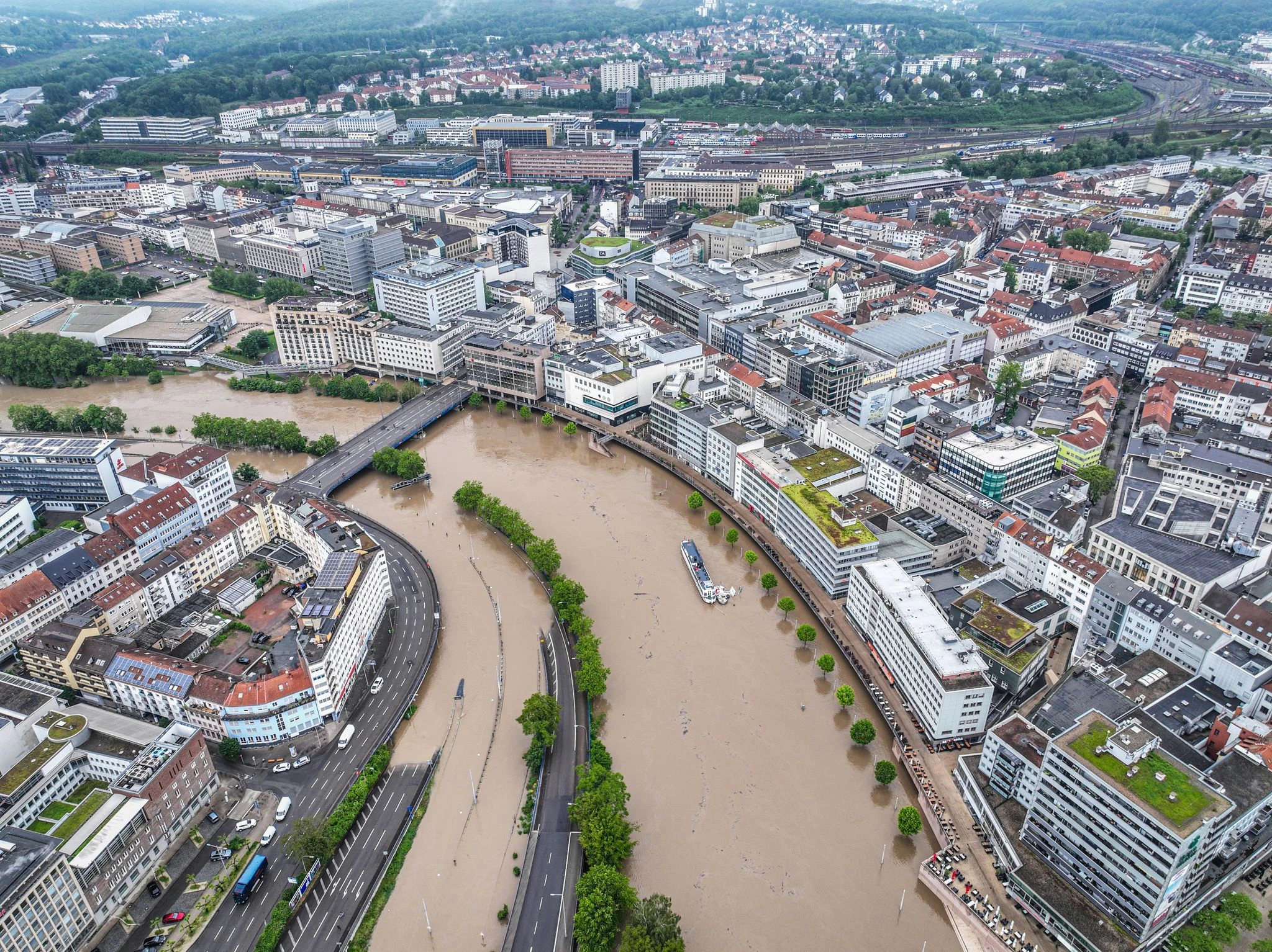 Ein Bundesland im Ausnahmezustand: Heftiger Dauerregen hat im Saarland Überflutungen und Erdrutsche verursacht. Sogar die Stadtautobahn A620 steht unter Wasser.  