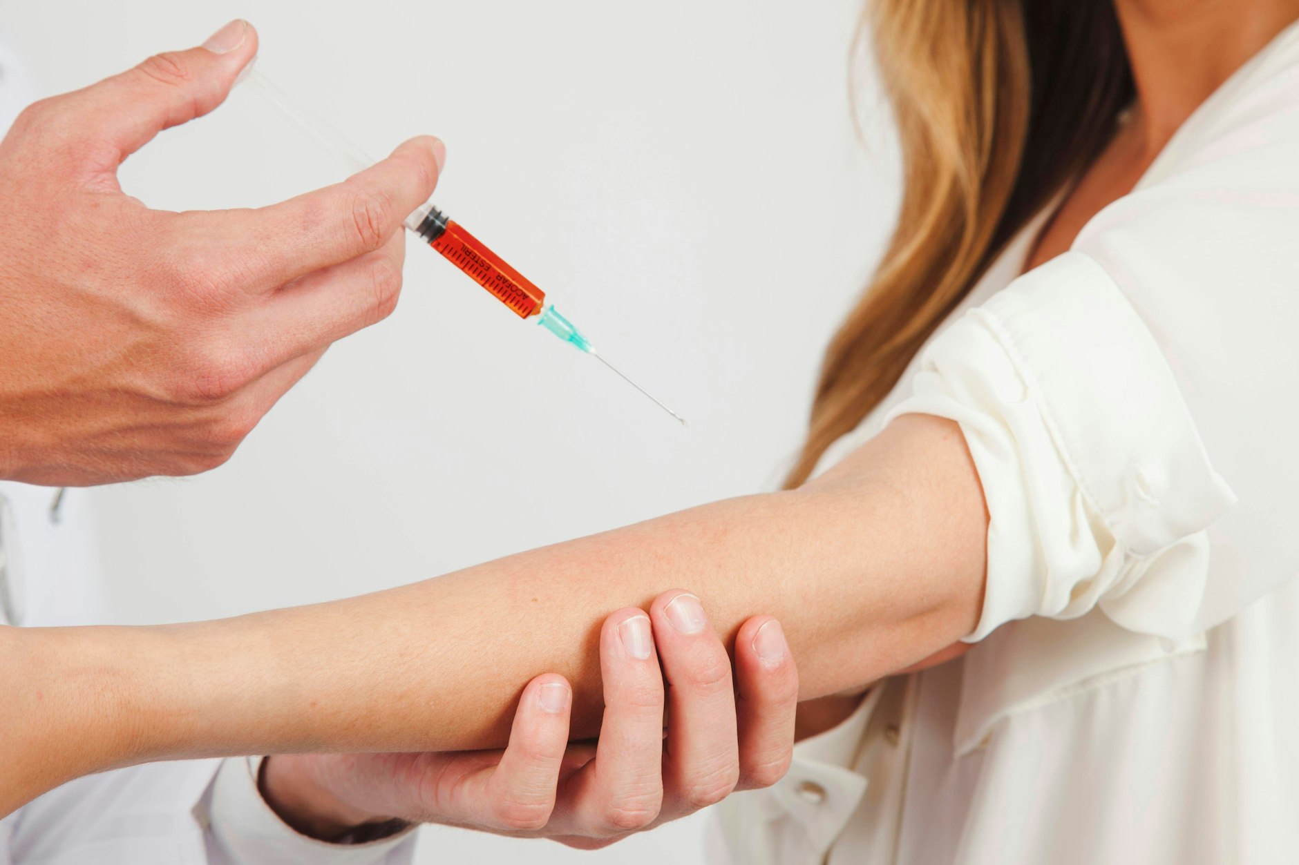 Zur Blutabnahme sollte man nüchtern beim Arzt erscheinen.