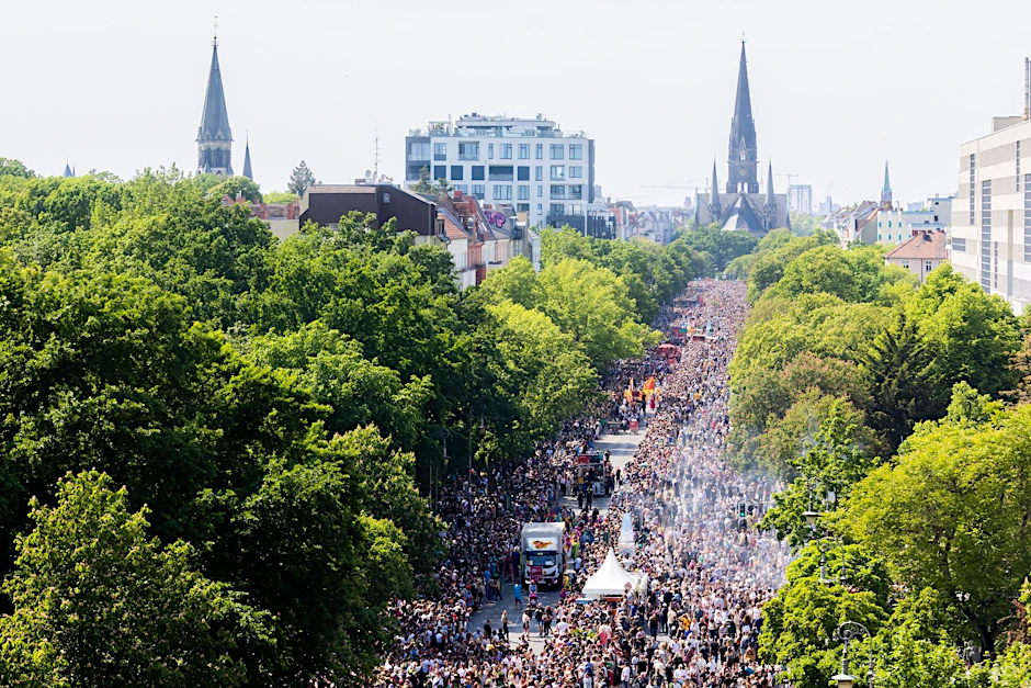 ARCHIV - Der Umzug des Karnevals der Kulturen zieht in Berlin-Kreuzberg über die Hasenheide.  