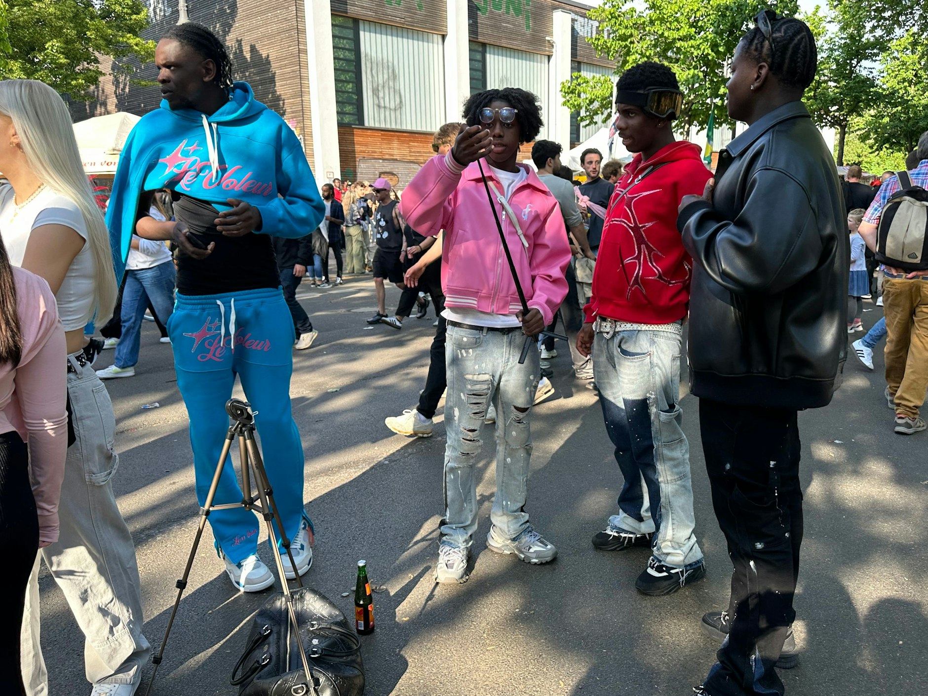 Vielleicht ein Musikvideodreh?  Auf jeden Fall waren diese Herren mit Ausrüstung da.