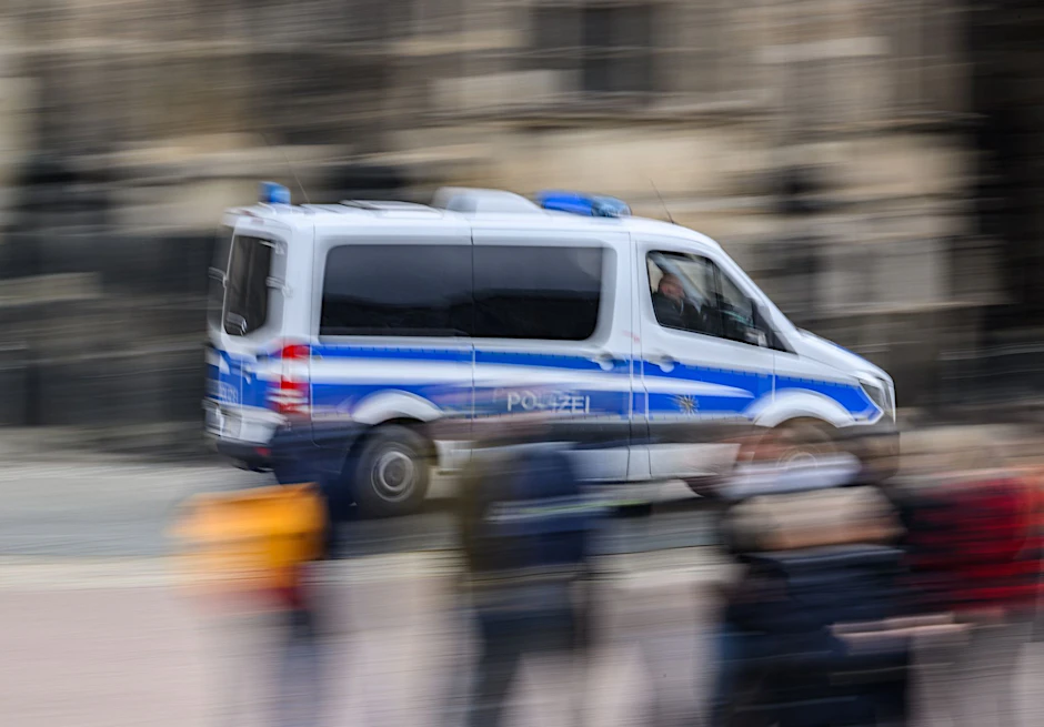 ARCHIV - Ein Einsatzwagen der Polizei fährt durch eine Stadt.  