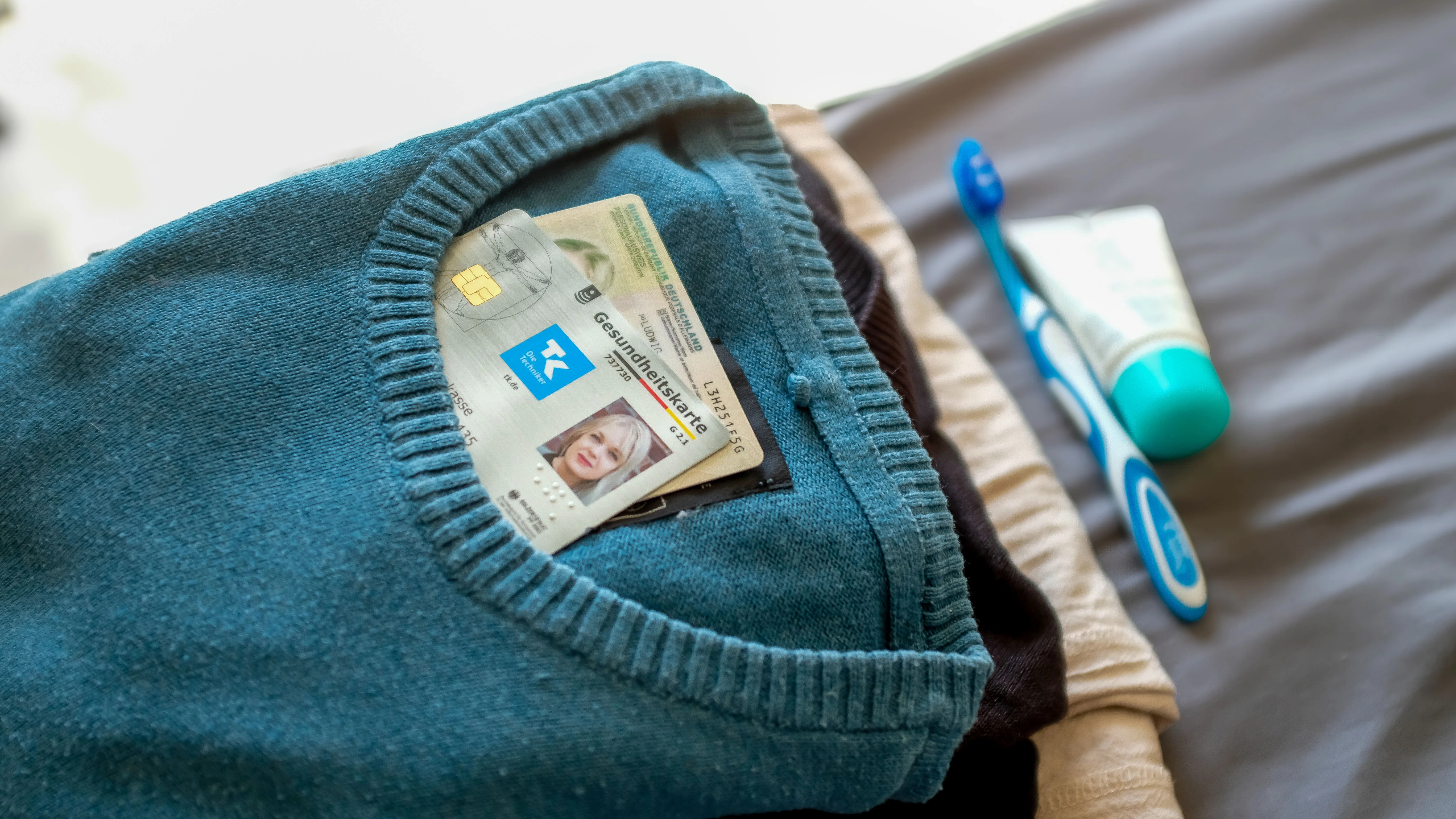 Gemütliche Klamotten, Zahnbürste, Versichertenkarte gehören vor einem Krankenhausaufenthalt auf jeden Fall in die Tasche.