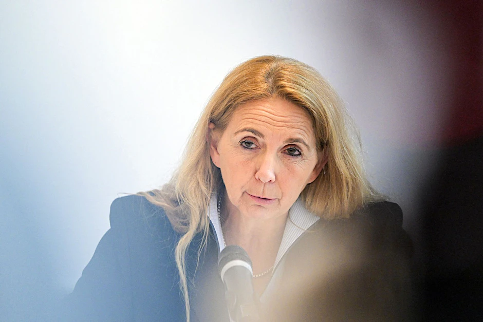 ARCHIV - Barbara Slowik, Polizeipräsidentin von Berlin, spricht auf der Pressekonferenz zur Vorstellung der Polizeilichen Kriminalstatistik und der politisch motivierten Kriminalität 2023 in Berlin.  