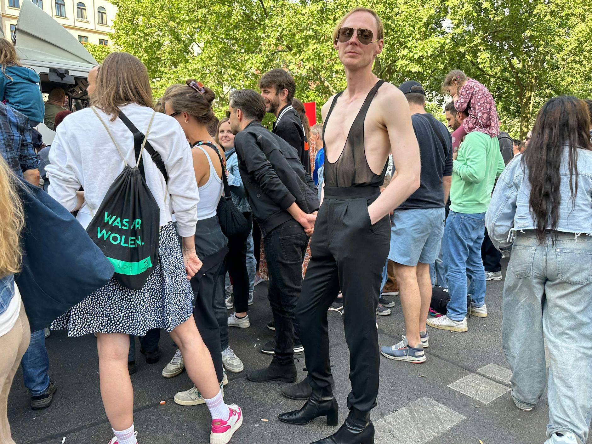 Extrem weit ausgeschnittenes Top, Anzughose und hohe Hacken: Dieser Look erinnert ganz stark an die aktuelle Saint-Laurent-Kollektion von Anthony Vaccarello.