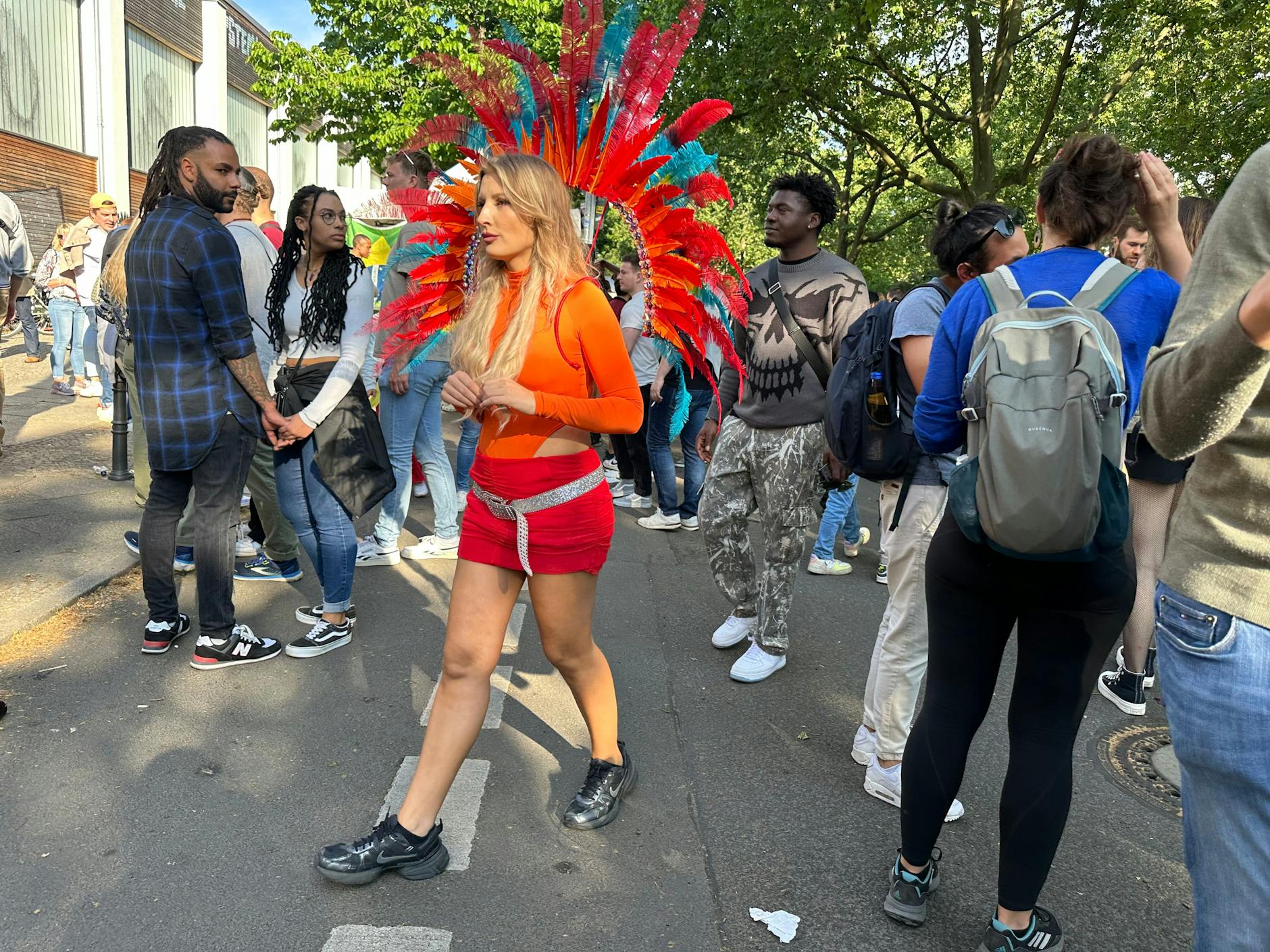 Eine wunderschöne Federboa hat Feierabend. Hat sie sich verdient!