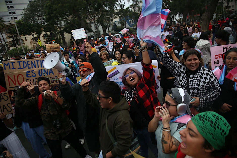 Menschen protestieren in Lima gegen eine Entscheidung des peruanischen Gesundheitsministeriums, Transgender-Personen als psychisch krank einzustufen.  