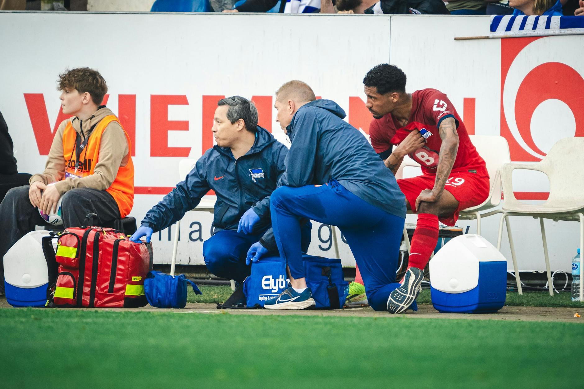 Herthas Jeremy Dudziak (r.) musste wegen einer Allergie-Attacke ausgewechselt werden und saß danach benommen auf einem Stuhl.
