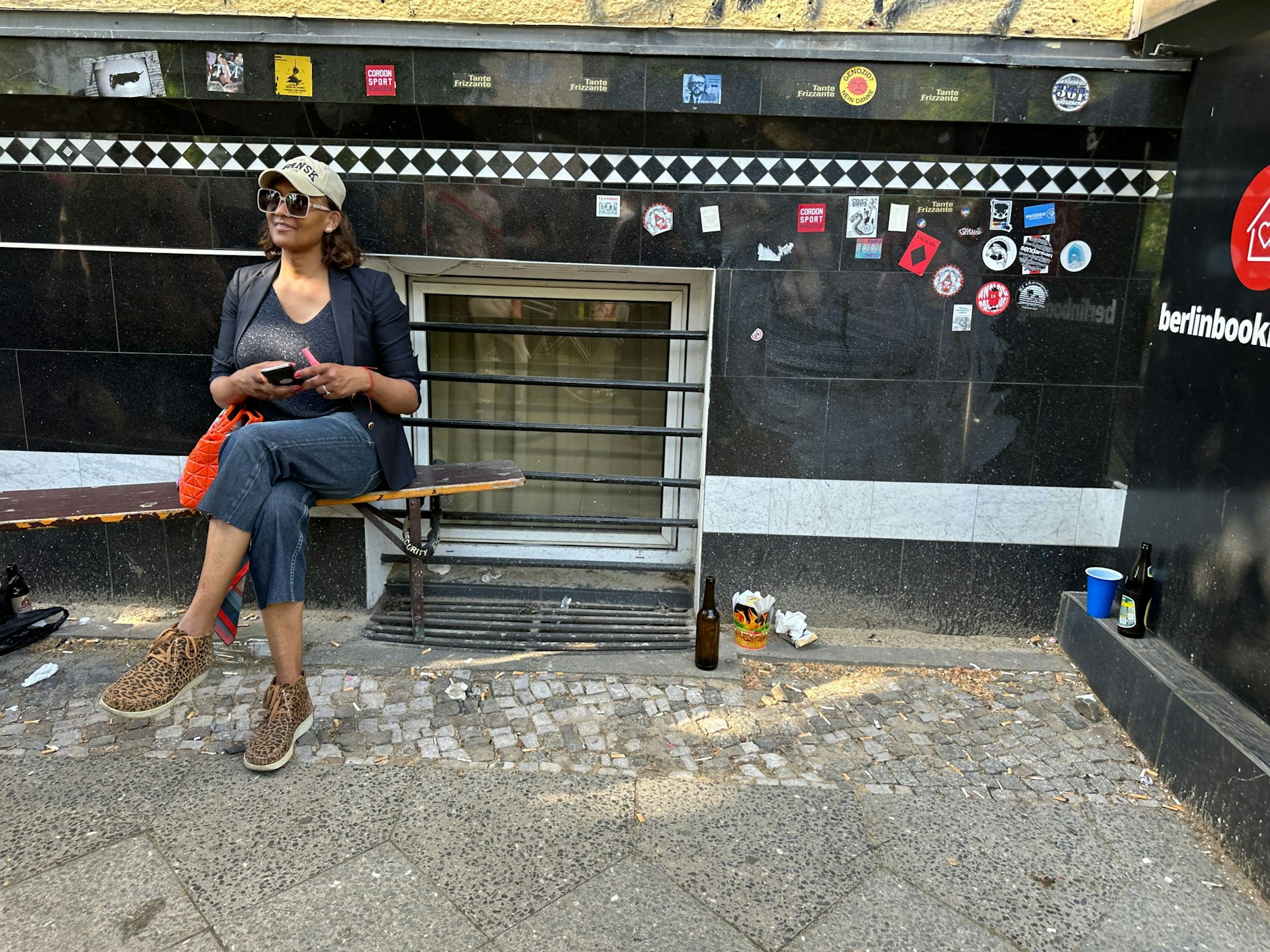 Nebenschauplatz am Rande des Umzugs: Diese Dame sitzt lieber.