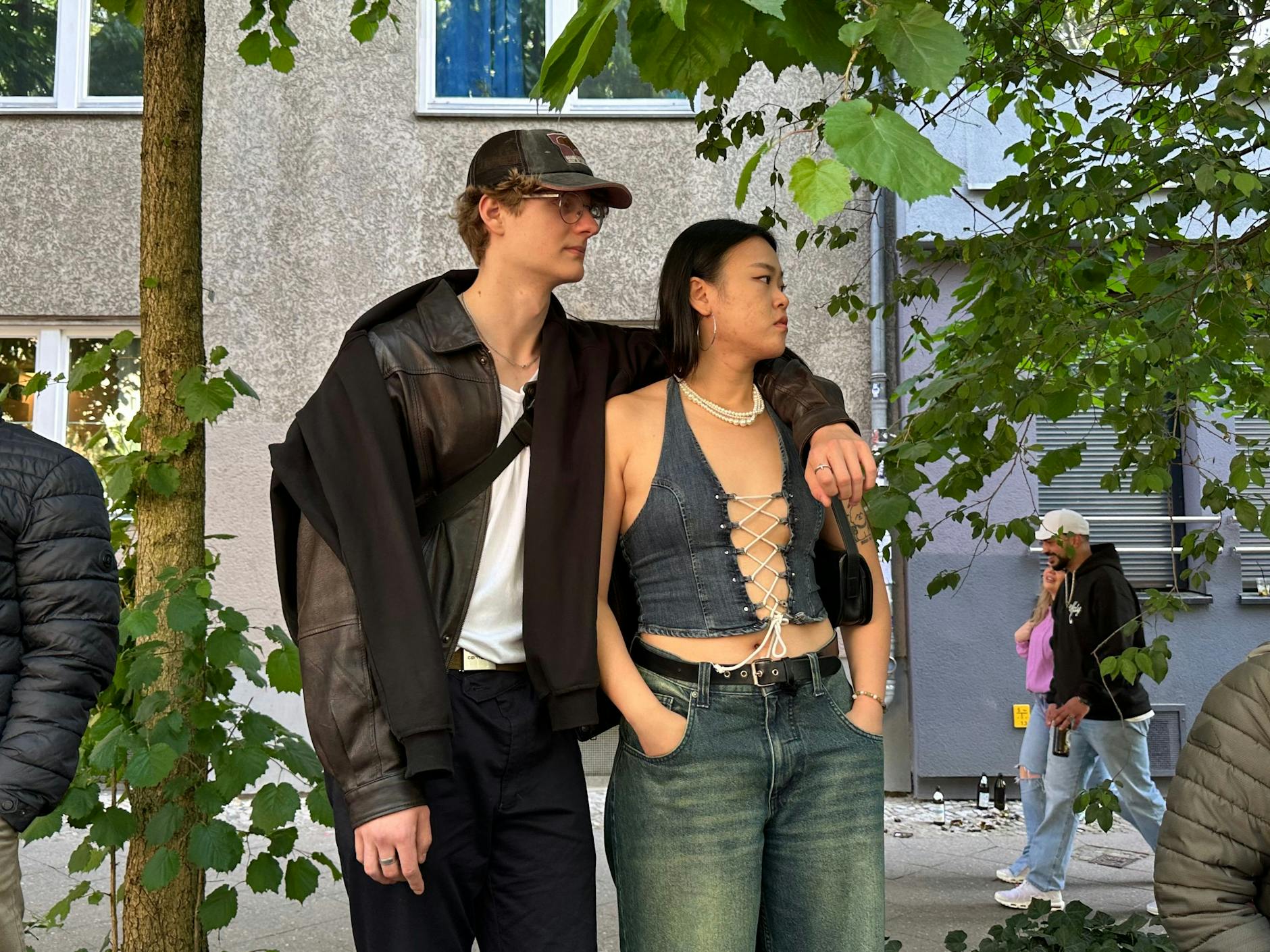 Schick geschnürt ist diese Dame. Ihrem Freund gefällt's, uns auch.