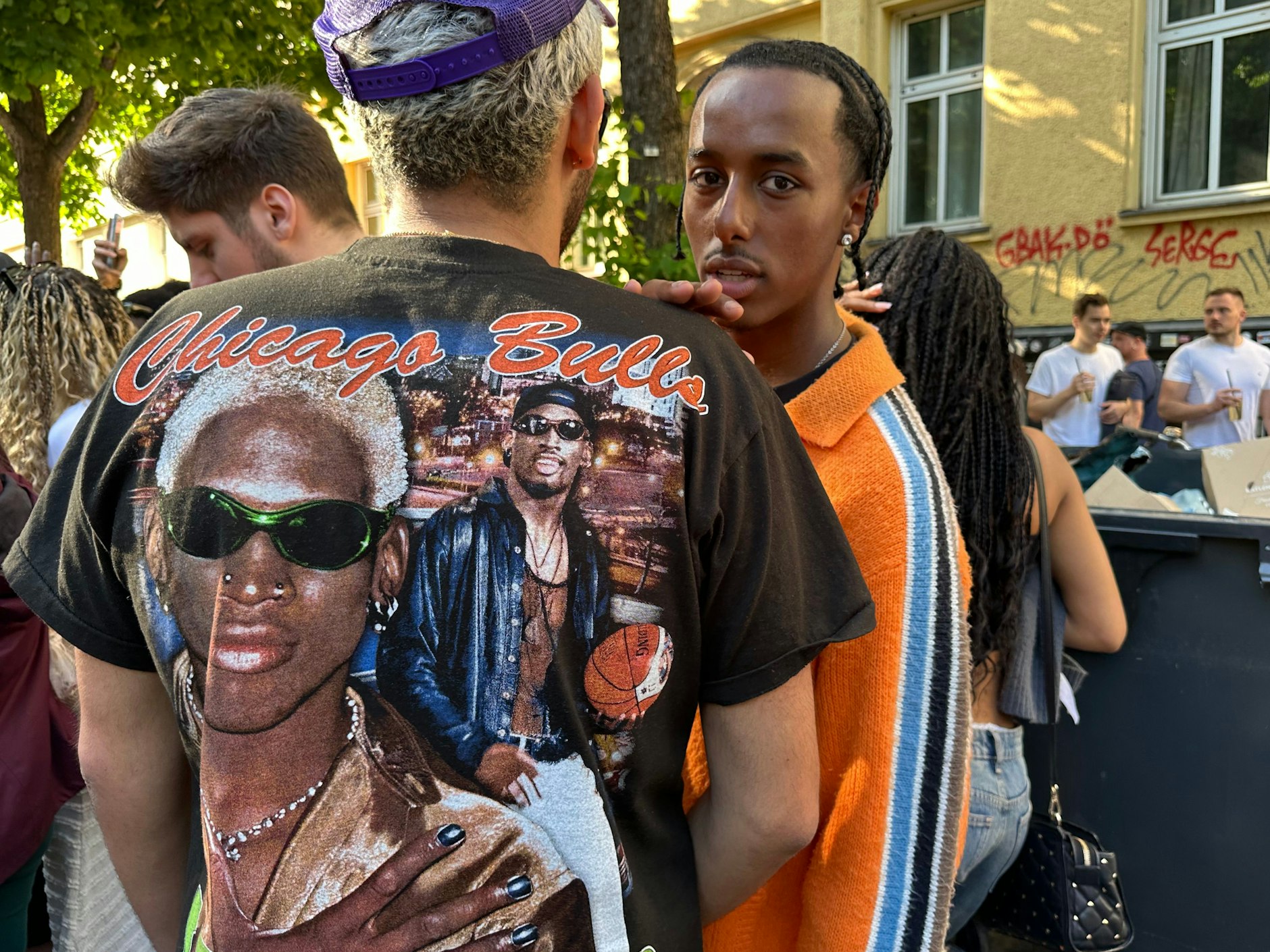 Ein Dennis-Rodman-Gedenkshirt bester Güte. Schön, mal wieder an den glamourösen Ex von Madonna erinnert zu werden.