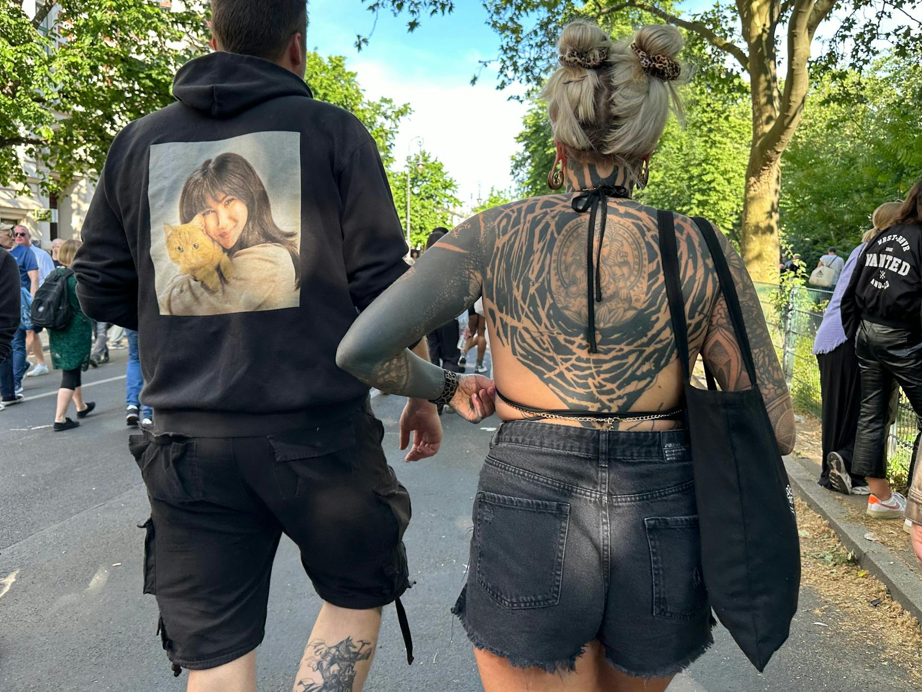 Diese Rücken wissen zu entzücken; das Foto mit Frau und Katze ist der Favorit.