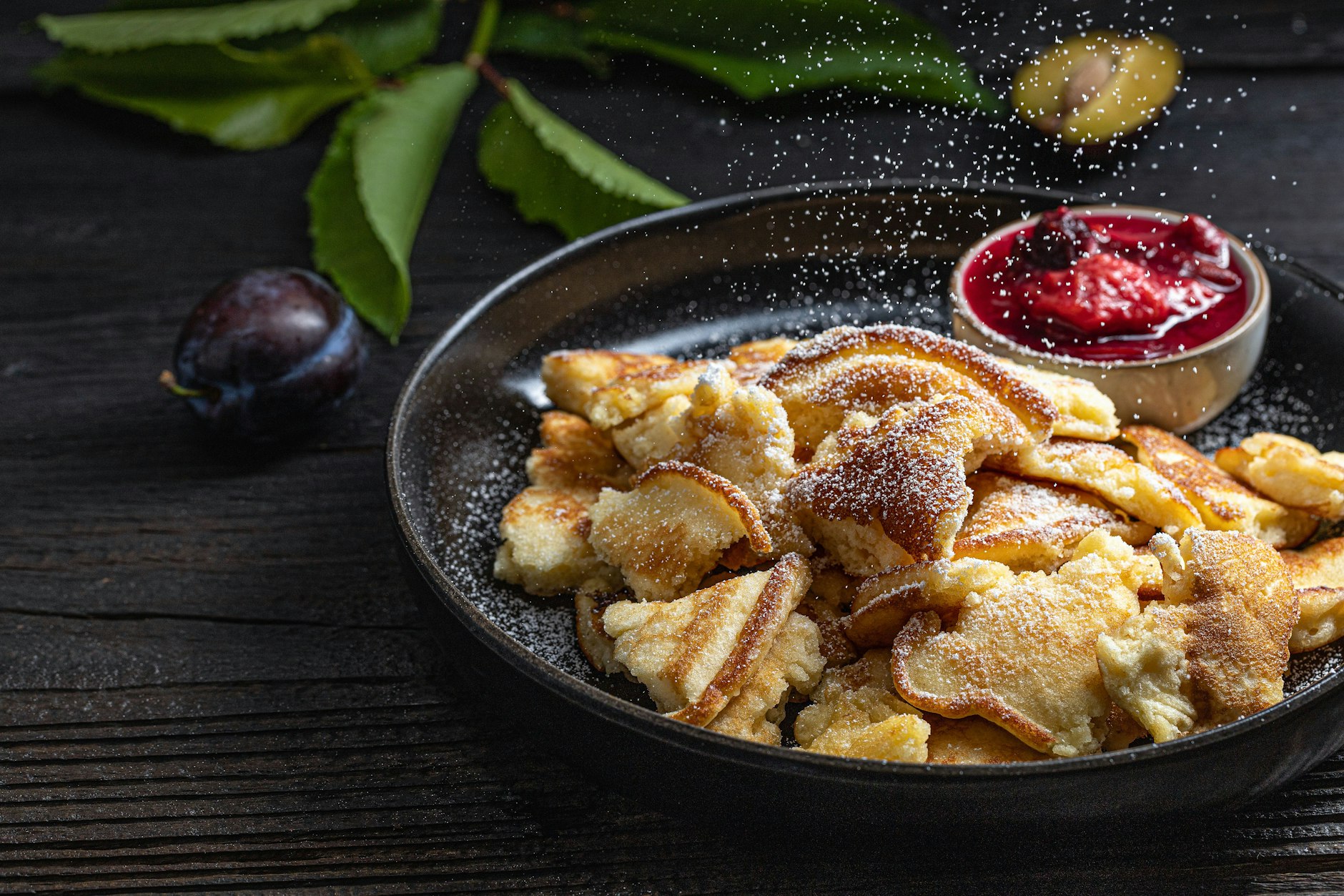 Rezept für richtigen Kaiserschmarrn mit Zwetschgenröster – eine perfekte Kombination.