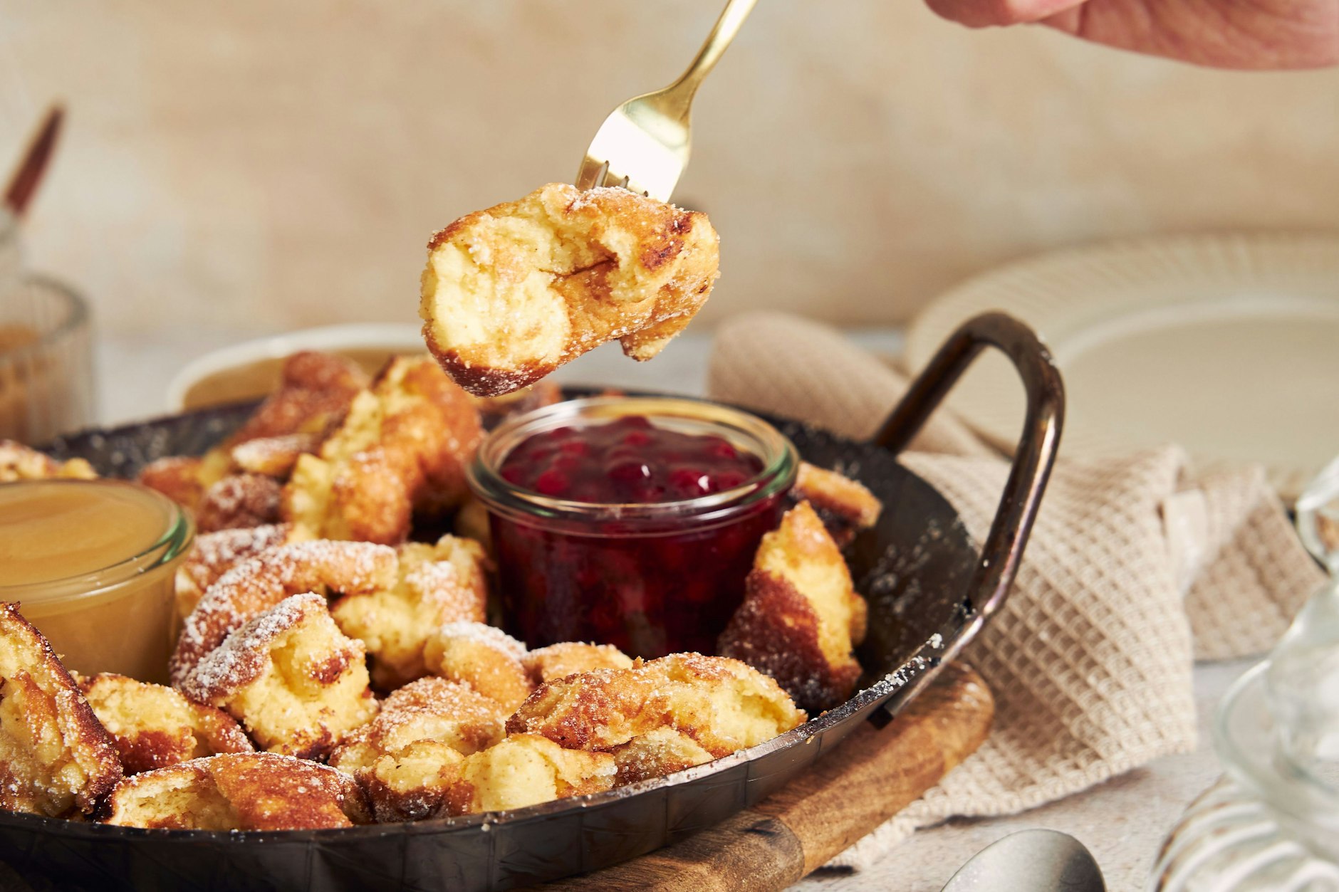Ein Klassiker: Rezept für Kaiserschmarrn – serviert mit fruchtigem Apfelmus – einfach himmlisch!