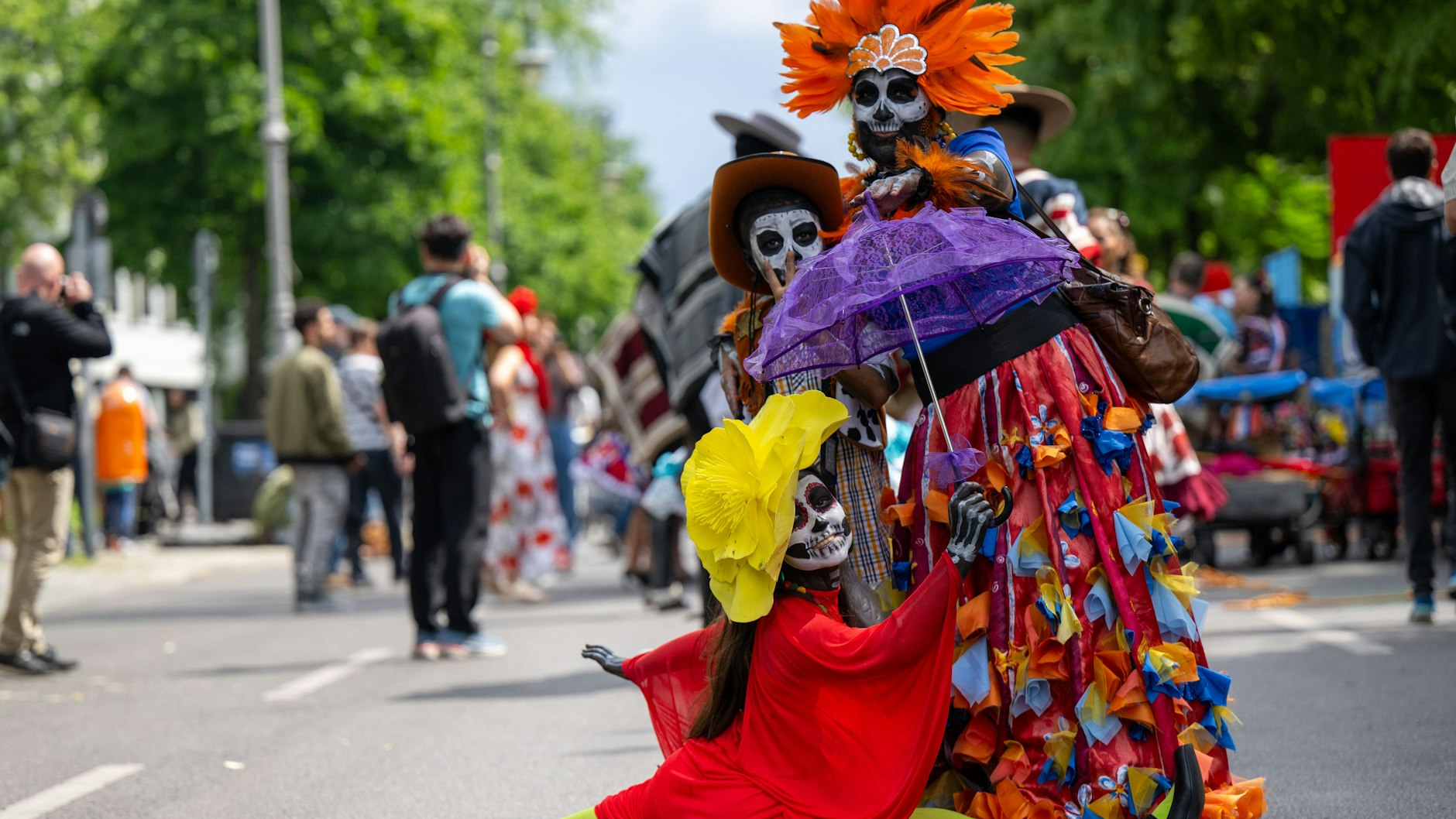 Drei Mitglieder der Gruppe „Kalibani“. Aufwendige Kostüme, bunte Farben und internationale Musik prägten das Straßenbild bei der Parade.