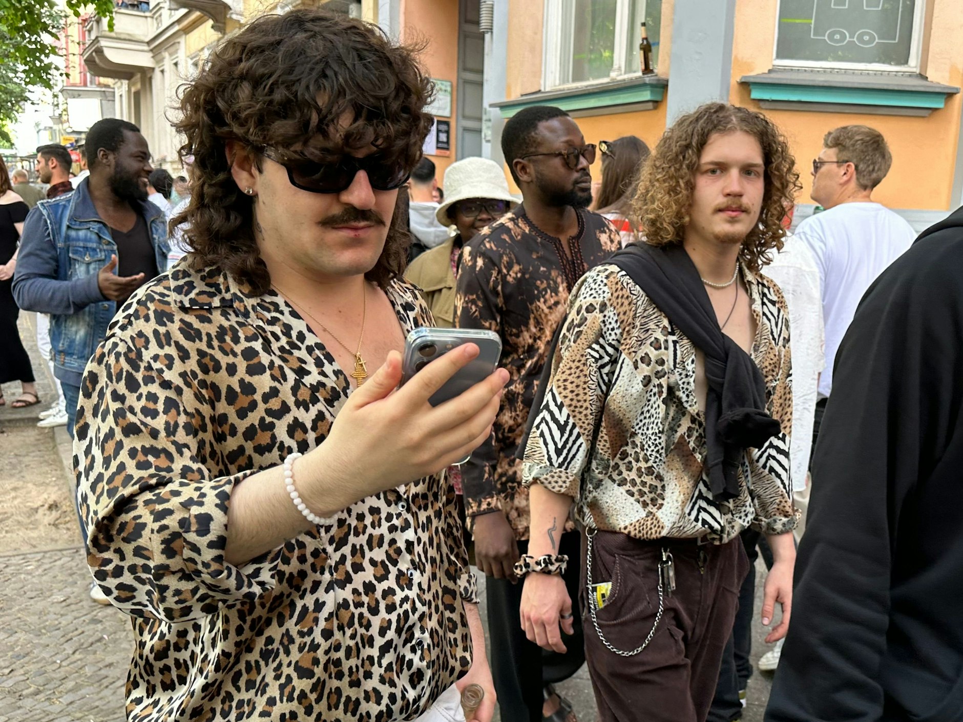 Diese Looks passen unterdessen überall und zu jeder Zeit in Berlins Trend-Bezirke: Vokuhila, Dauerwelle, Leoprint.