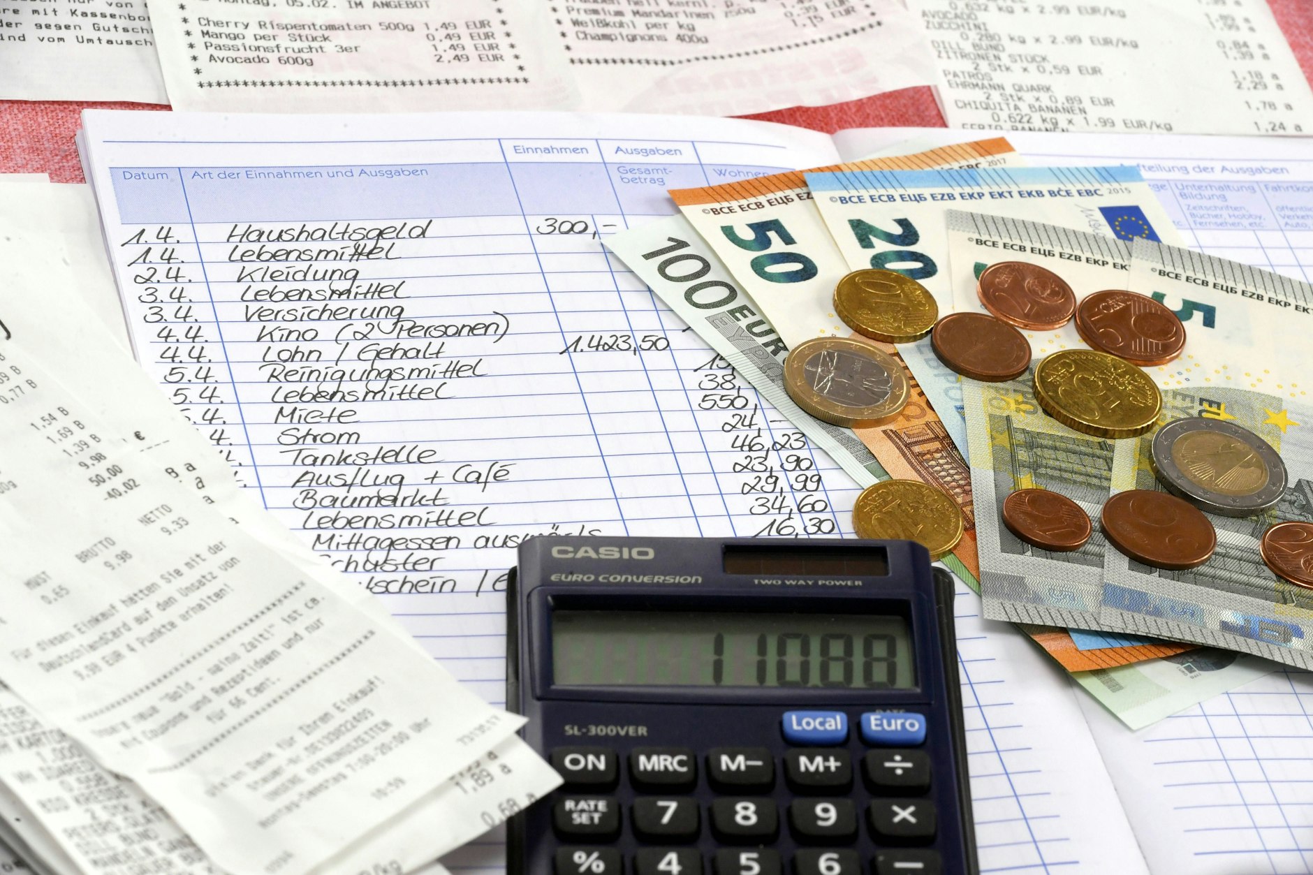 Mit einer bewussten Herangehensweise an Ihre Finanzen können Sie sicherstellen, dass Sie am Ende des Monats Geld übrig haben und gleichzeitig eine solide finanzielle Basis für die Zukunft aufbauen. Sparen bedeutet nicht Verzicht, sondern klugen und bewussten Umgang mit den eigenen Ressourcen.