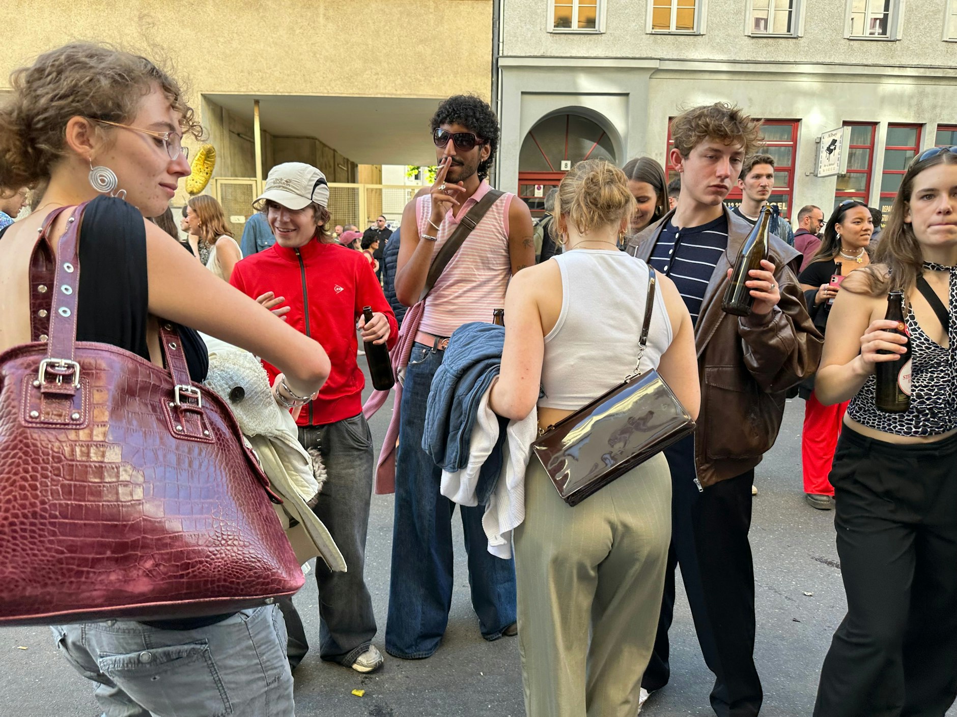 Die moderne Silhouette: oben schmal, unten weit. Siehe der junge Mann in der Mitte.