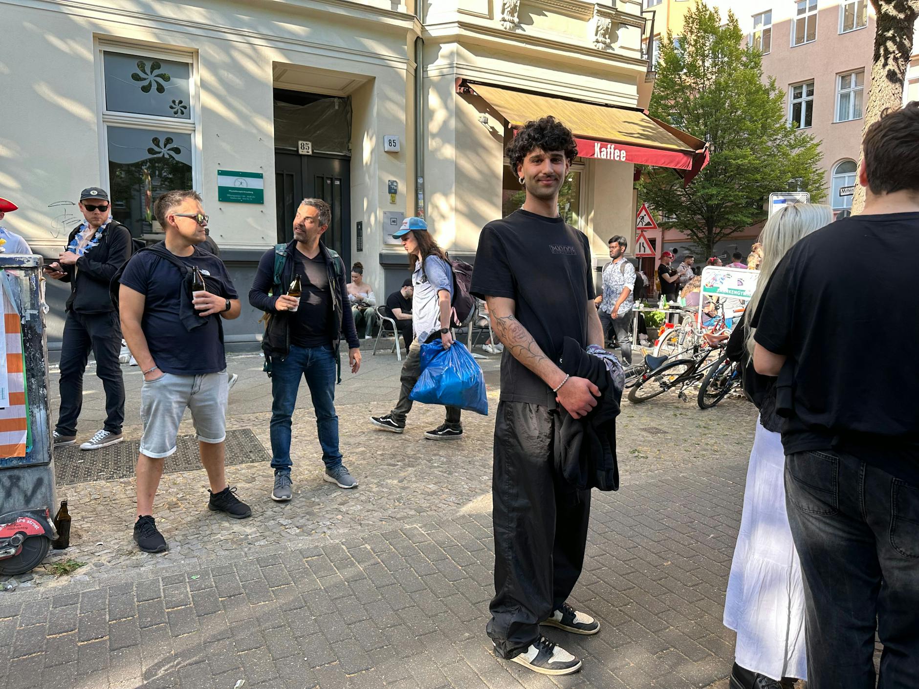 Ganz in Schwarz mit schönen Locken, dazu ein freundliches Lächeln – das passt immer.