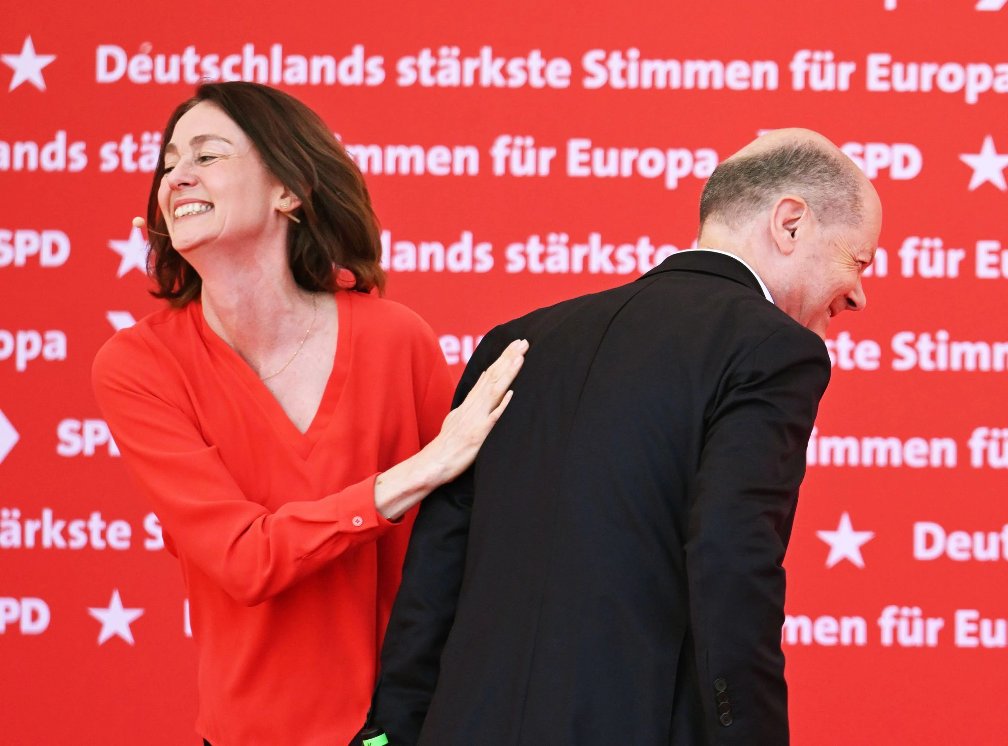 dpatopbilder - Was gibt es denn da zu lachen? Bundeskanzler Olaf Scholz nimmt zusammen mit SPD-Spitzenkandidatin Katarina Barley an einer Großkundgebung zur Europawahl teil.  