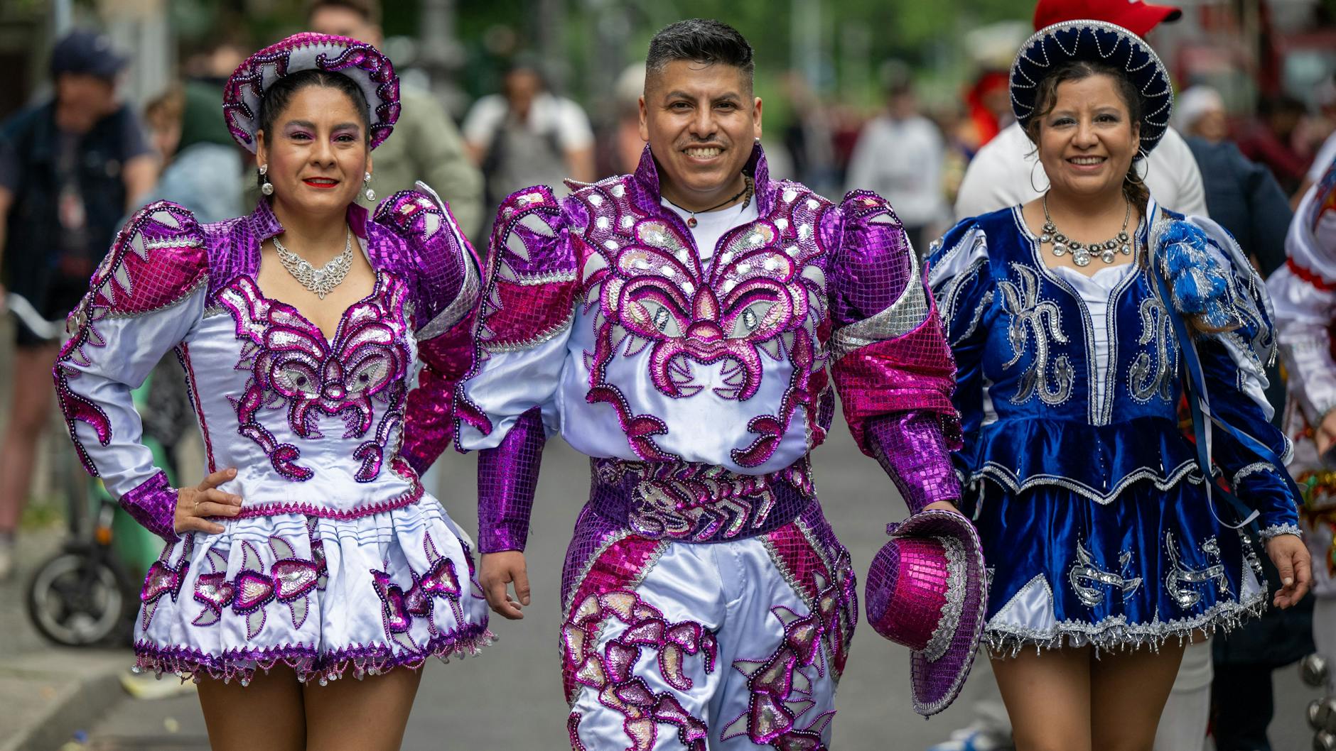 Tänzer der Gruppe „Org. por Bolivia“ kommen zur Parade beim 26. Karneval der Kulturen. 