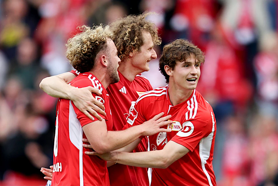 Benedict Hollerbach, Alex Král und Brenden Aaronson (v.l.n.r.) freuen sich über den Klassenerhalt mit dem 1. FC Union Berlin.