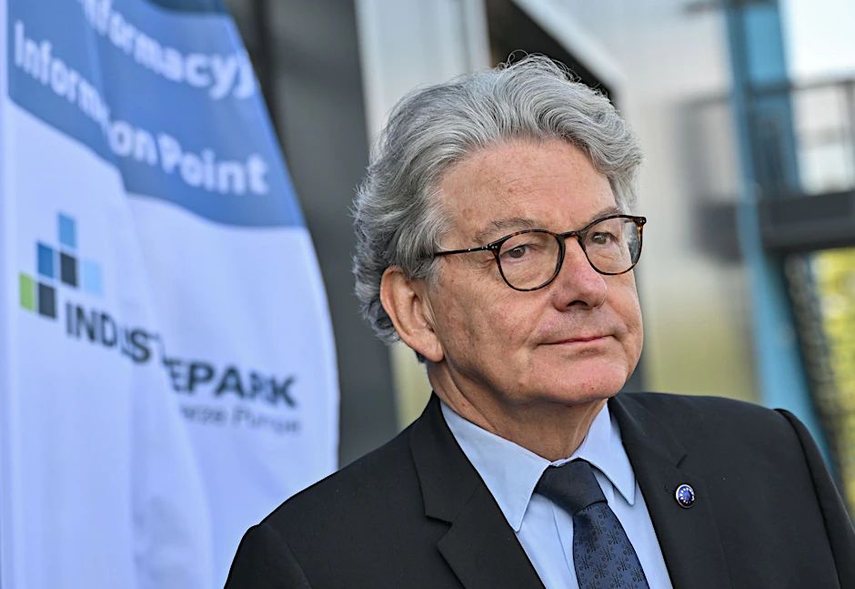 Thierry Breton, EU-Kommissar für Binnenmarkt und Dienstleistungen, steht bei einer Veranstaltung.  