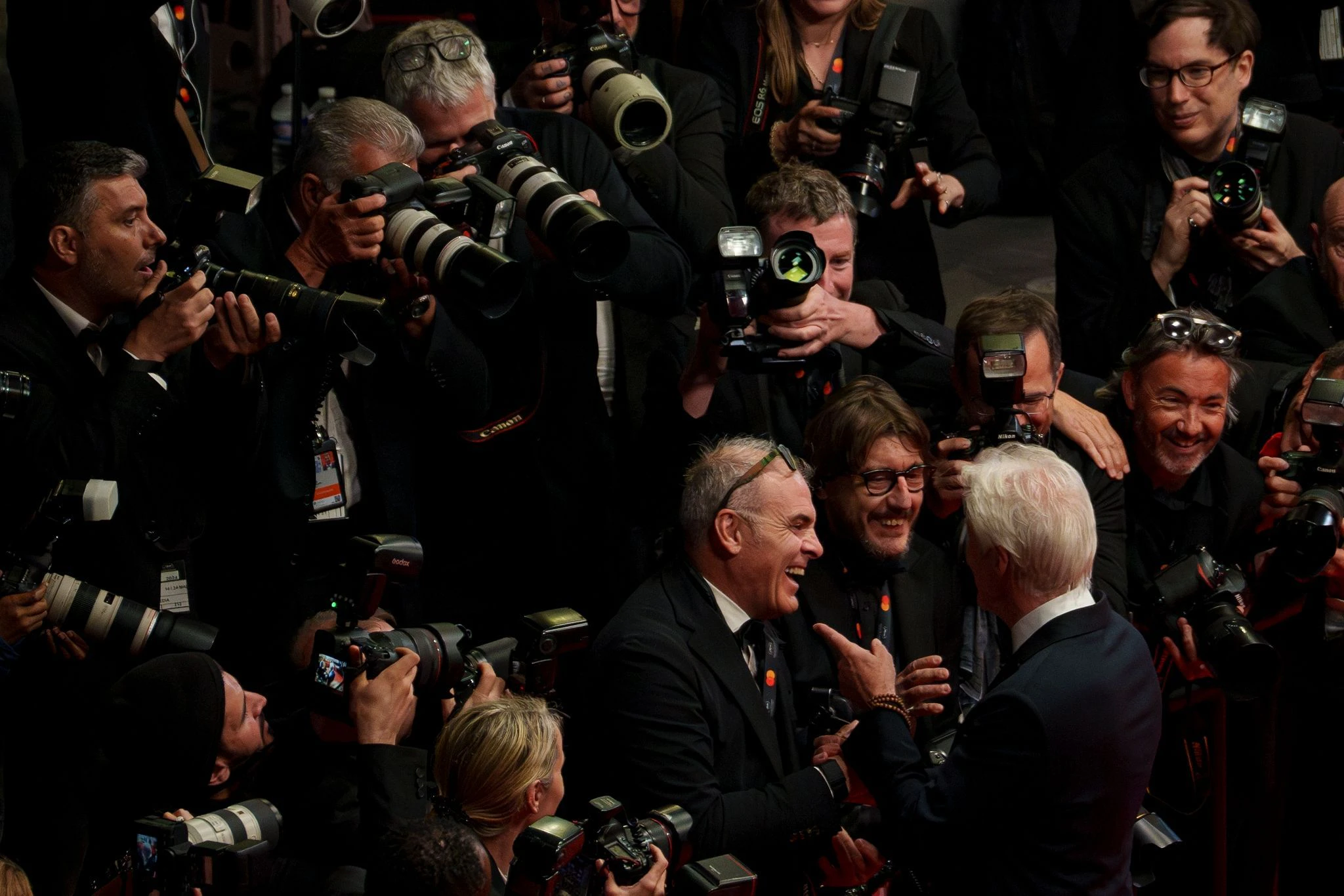 Schauspieler Richard Gere plaudert bei den 77. Internationalen Filmfestspielen in Cannes mit Fotografen.  a