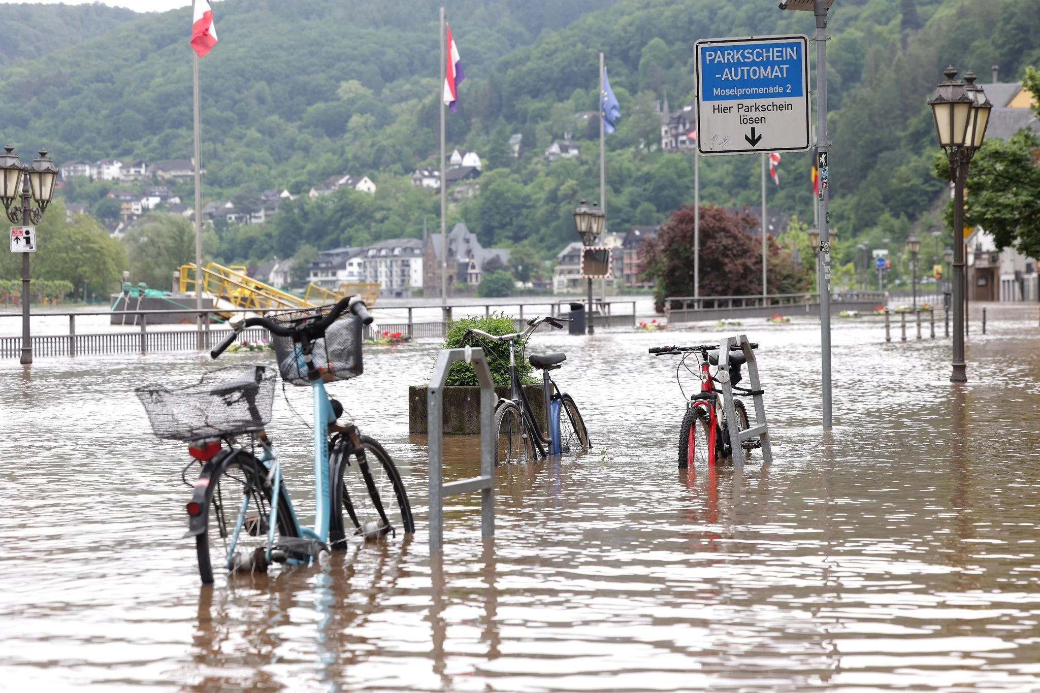 dpatopbilder - Die Promenade in Cochem in Rheinland-Pfalz steht unter Wasser. Heftiger Dauerregen hat Flüsse über die Ufer treten lassen und Überschwemmungen verursacht.  