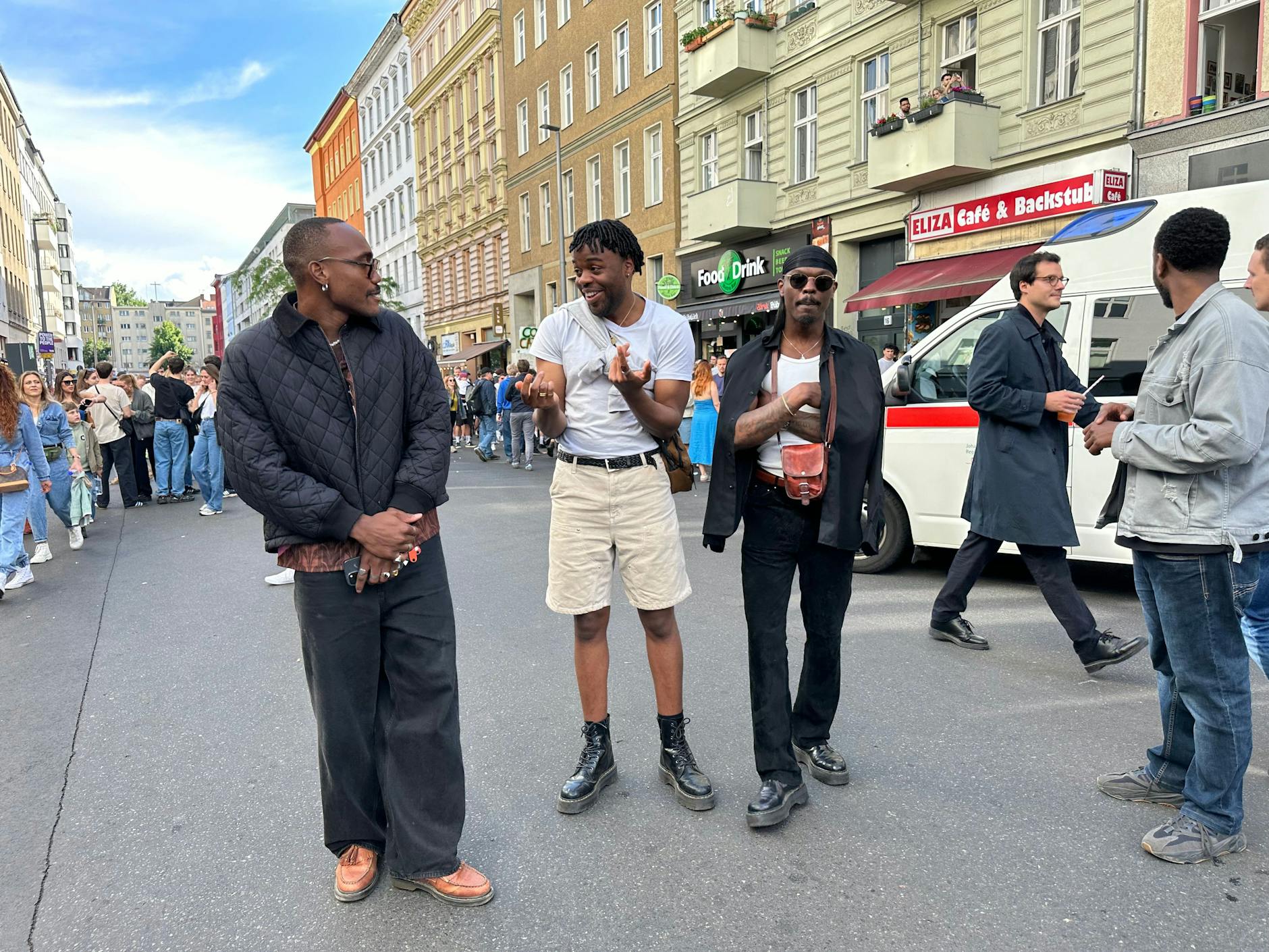 In den Seitenstraßen entlang der Gneisenaustraße ist die Stimmung etwas entspannter, aber nicht weniger gut.