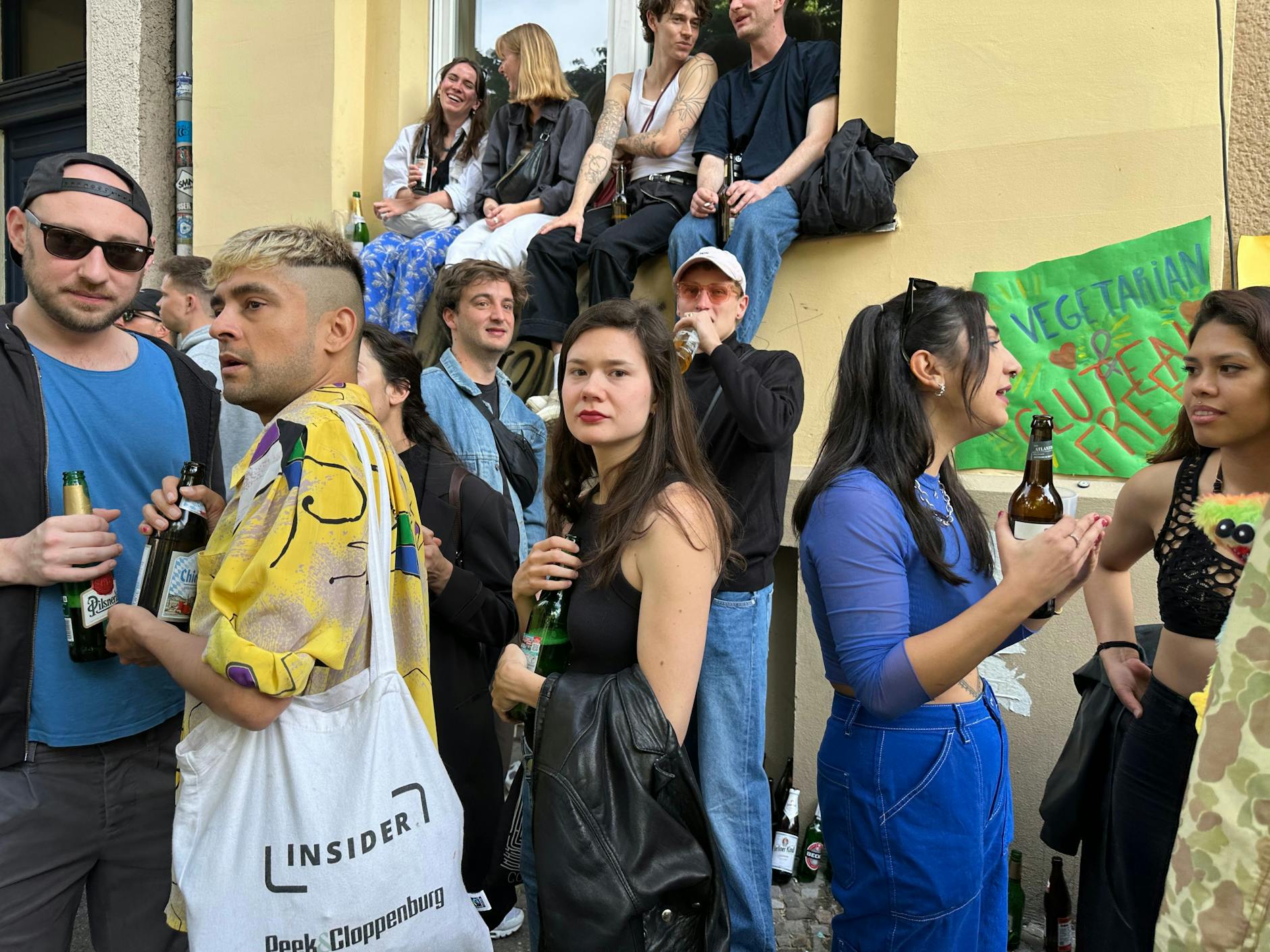 Die Flasche ist auf dem Karneval der Kulturen das Accessoire der Stunde.