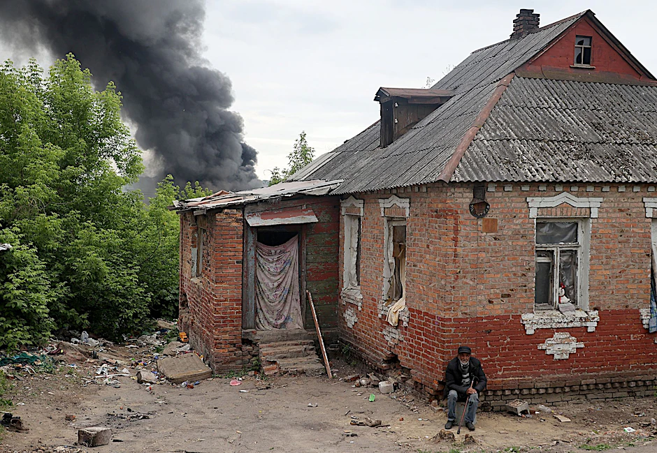 dpatopbilder - Nach dem Beschuss durch russische Truppen steigt hinter einem Haus in Charkiw eine Rauchsäule auf.  