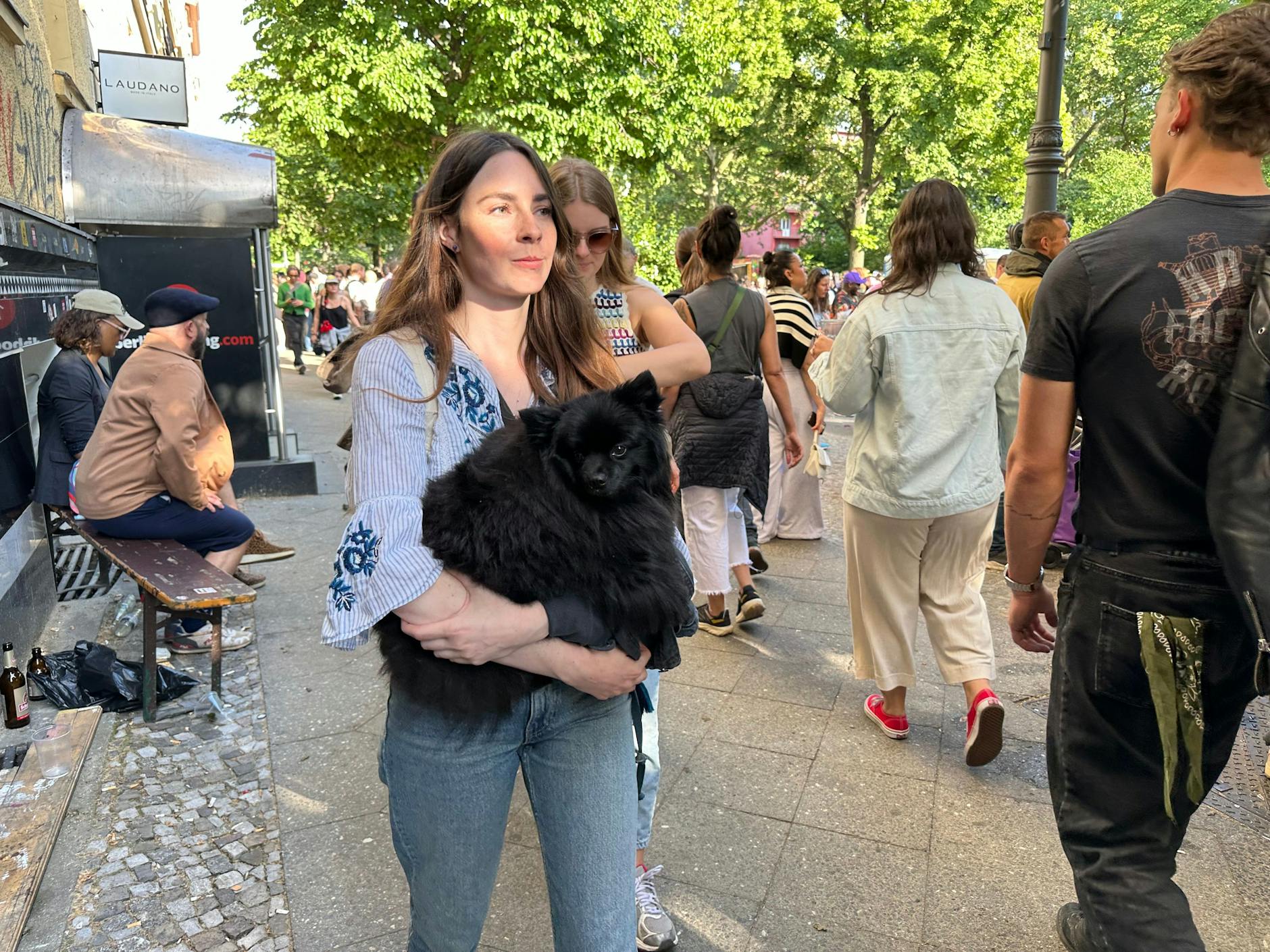 Hier wird der Wauwau auf den Arm genommen; man weiß ja nie ... beim dem Gewühl.