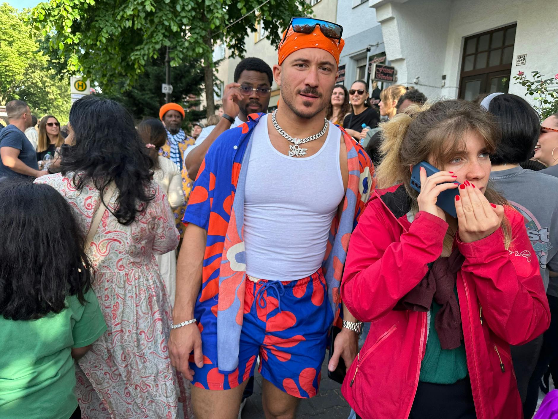 Diesem jungen Mann sei ganz herzlich zu seinem Fitnessprogramm gratuliert. Der Body ist perfekt, über das Outfit könnte man eventuell noch einmal reden.