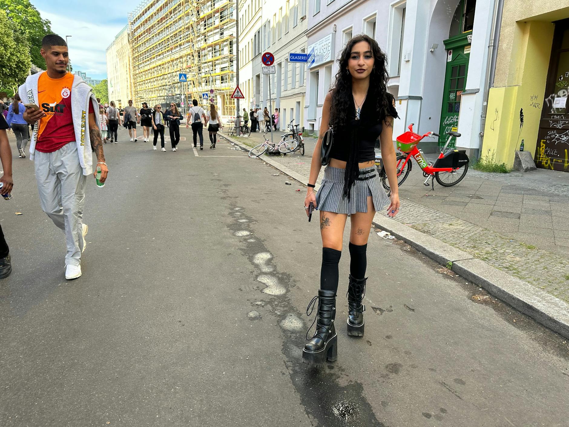 Halb Lolita, halb Manga: der jungen Dame steht es. Das findet auch der Herr ganz links.