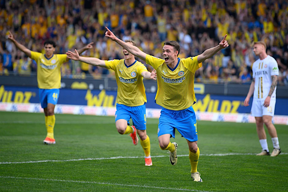 Braunschweigs Thorir Johann Helgason (2.v.r) jubelt nach seinem Tor zum 1:0.  