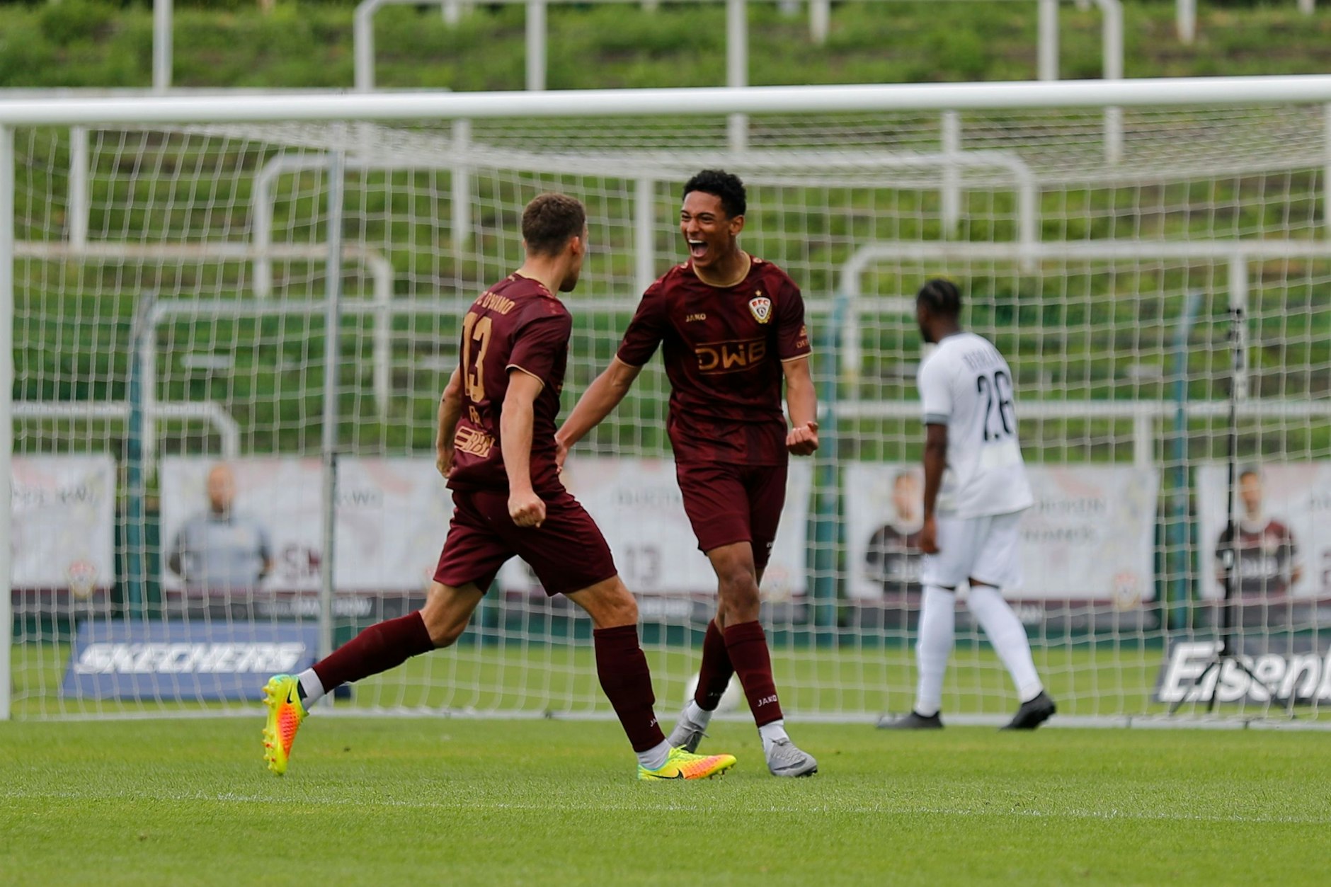 Dynamos Benndikt Wüstenhagen (r.) jubelt über sein erstes Tor in der Regionalliga, trifft zum 3:1-Endstand gegen den Berliner AK.