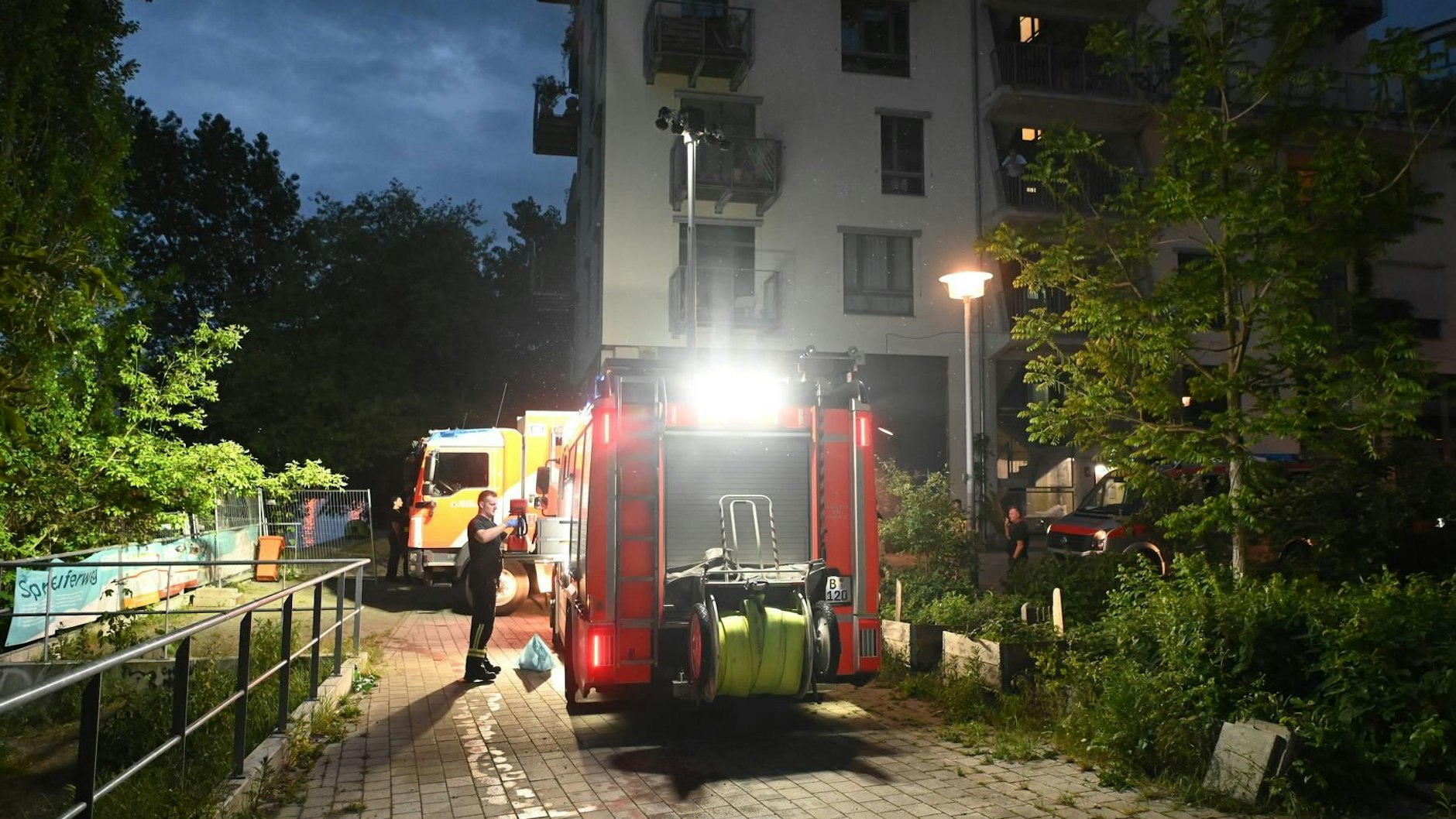 Die Berliner Feuerwehr war mit 42 Rettern vor Ort, um den Schwimmer zu finden.