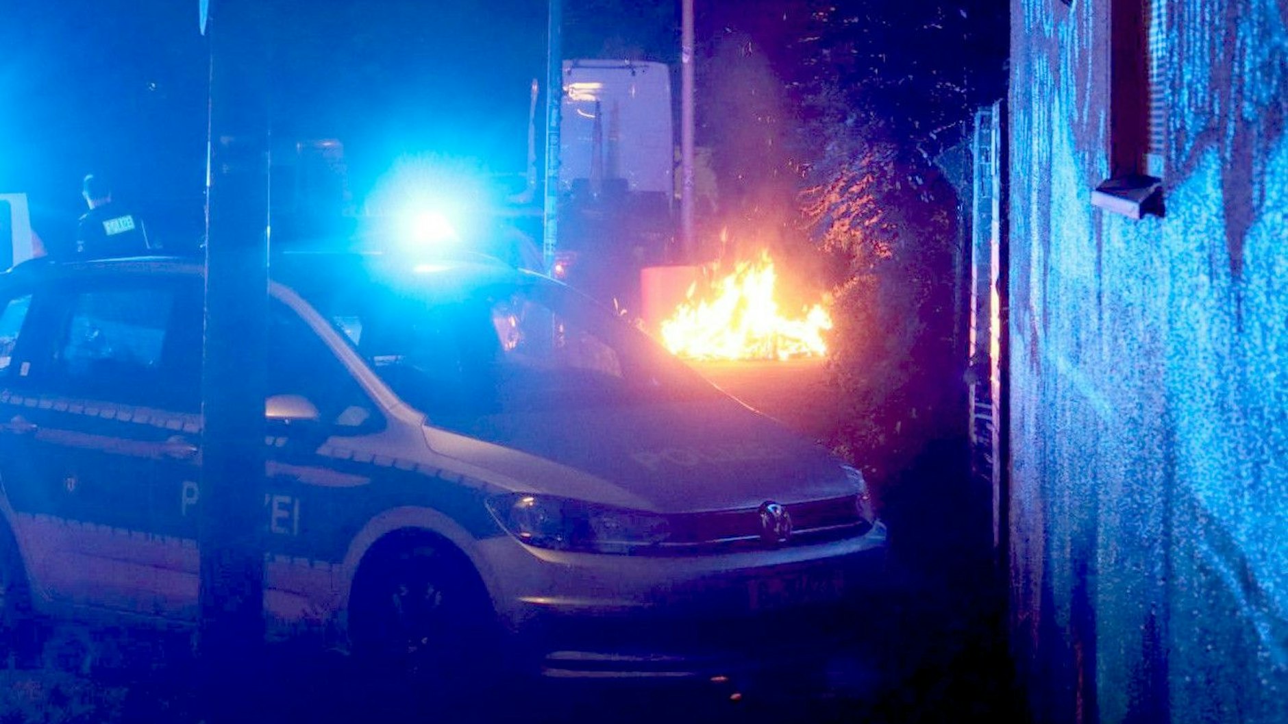 Polizei in der Neuköllner Mittelstraße an einem der Brandorte.