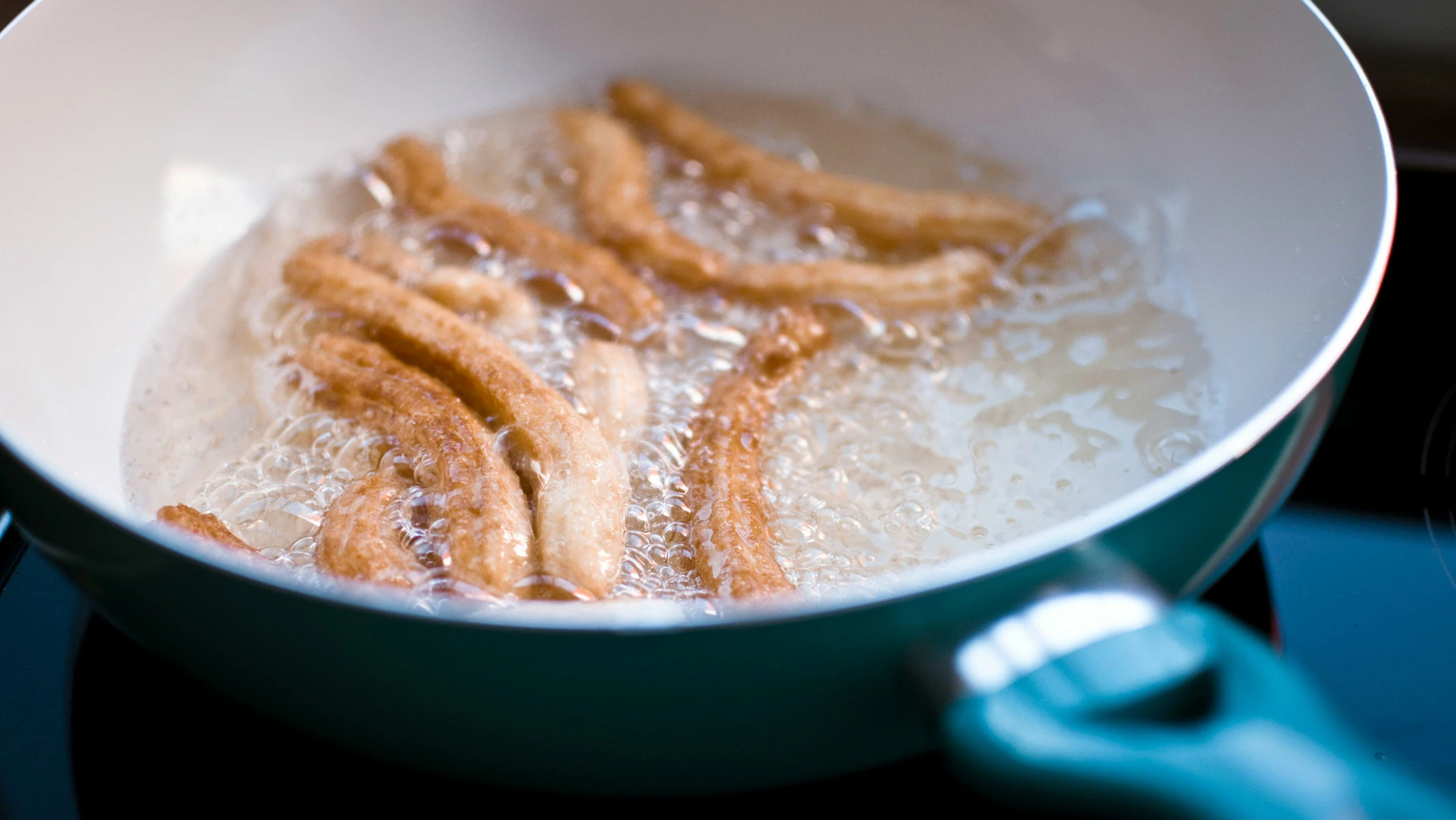 Churros gehen ganz einfach im heimischen Küchentopf.